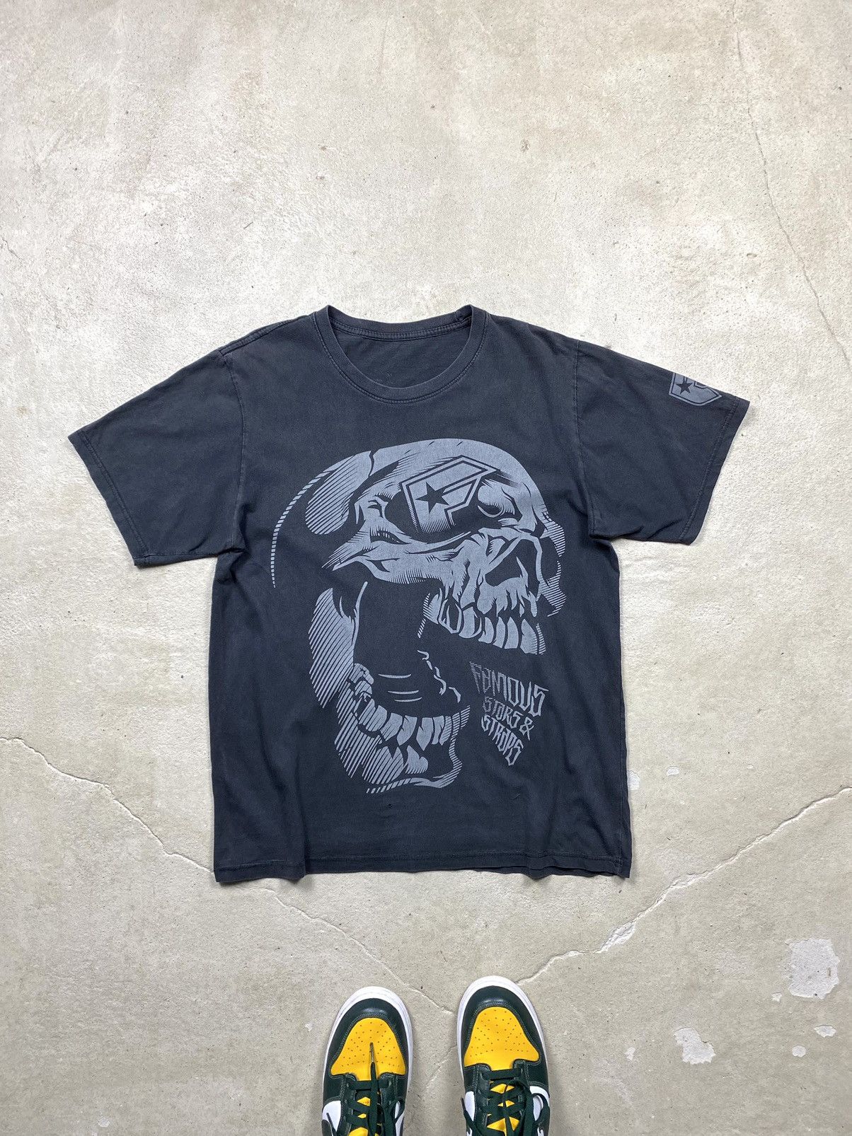 Famous Stars And Straps Rare! Vintage 2000’s Famous Stars And Straps Scull T Shirt Size US M / EU 48-50 / 2 - 1 Thumbnail