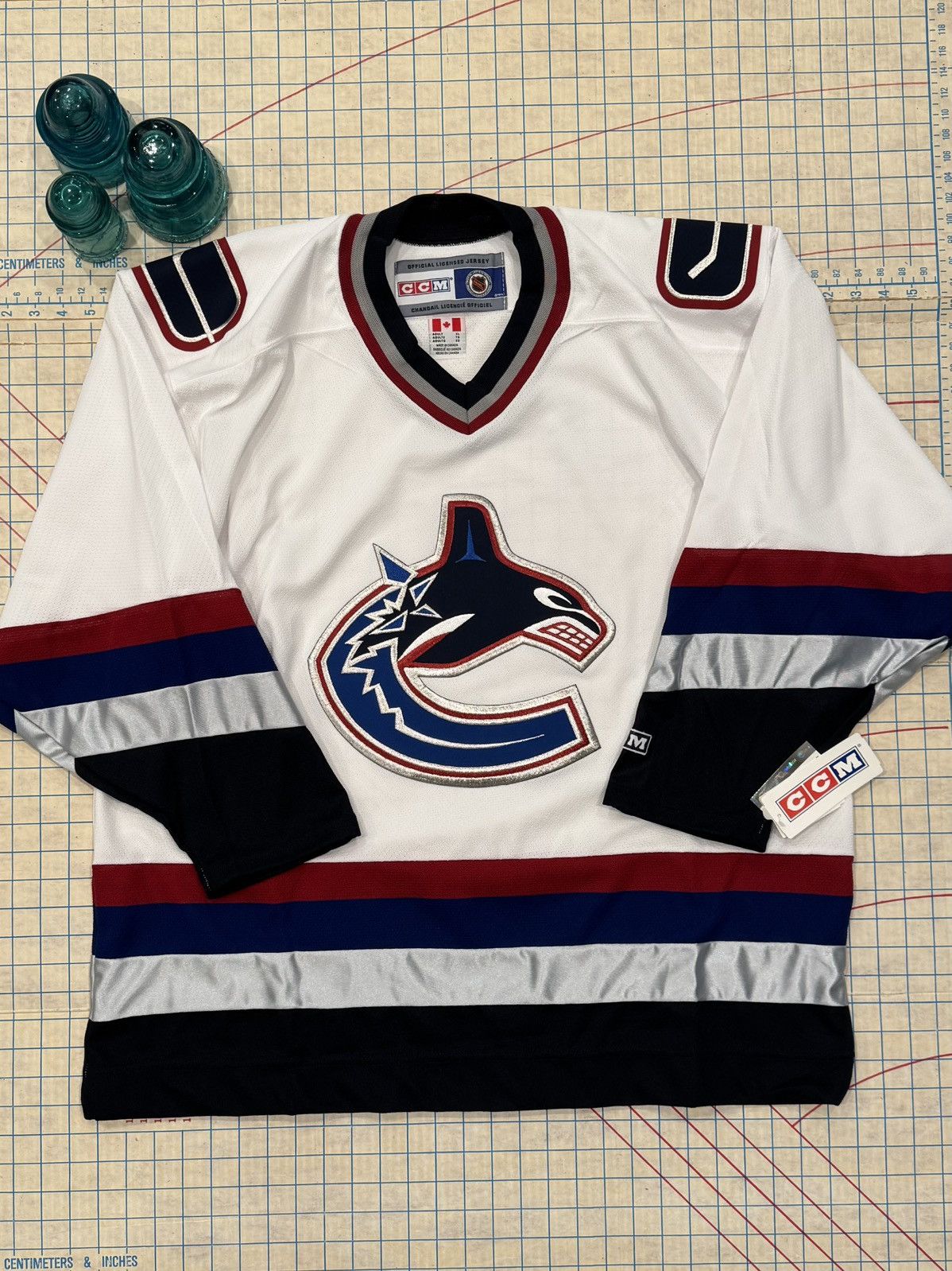 Ccm NWT CCM Vancouver Canucks Orca Logo Jersey White Size XL Men Size US XL / EU 56 / 4 - 6 Thumbnail