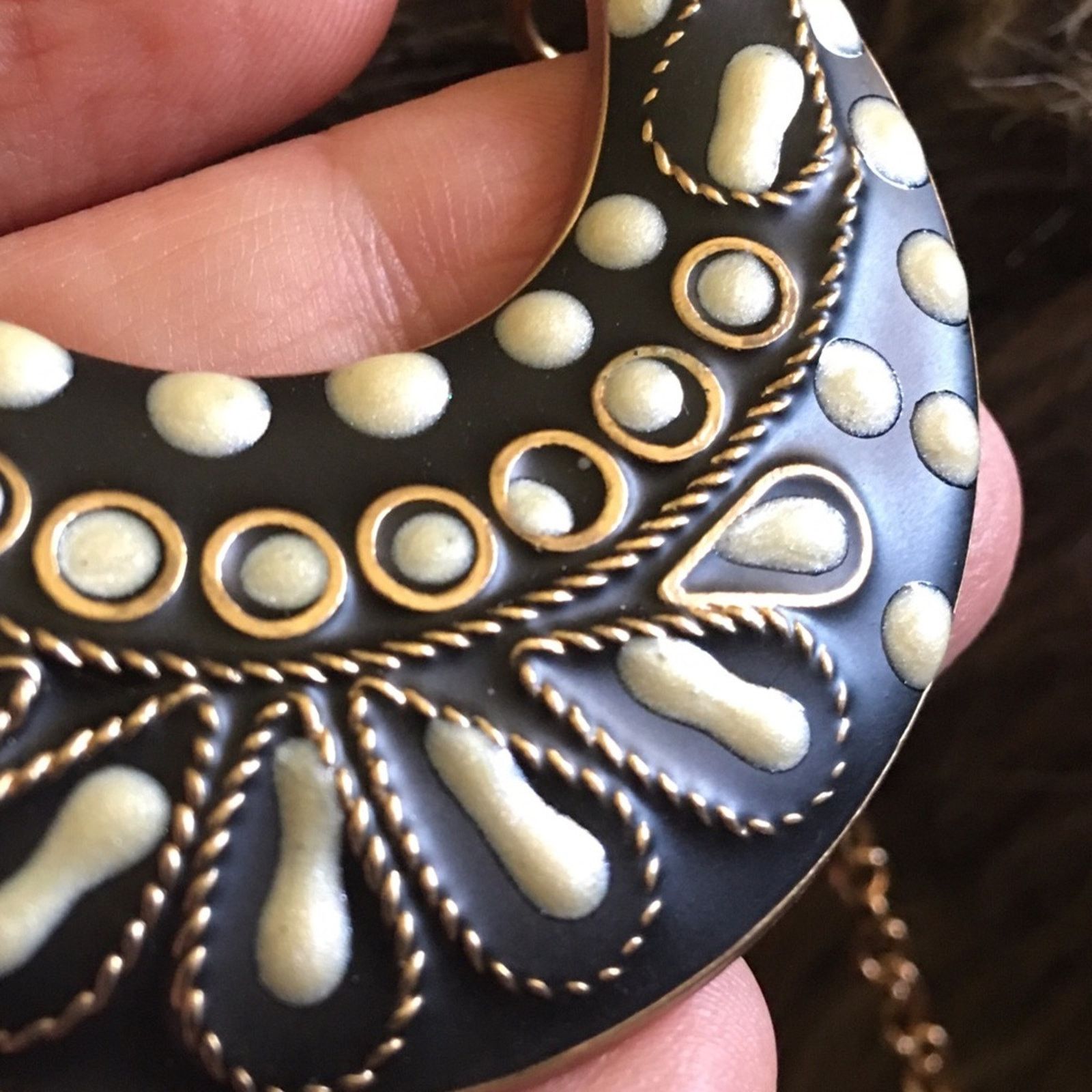 Jewelry Black and cream enamel medallion on gold chain Size ONE SIZE - 7 Thumbnail