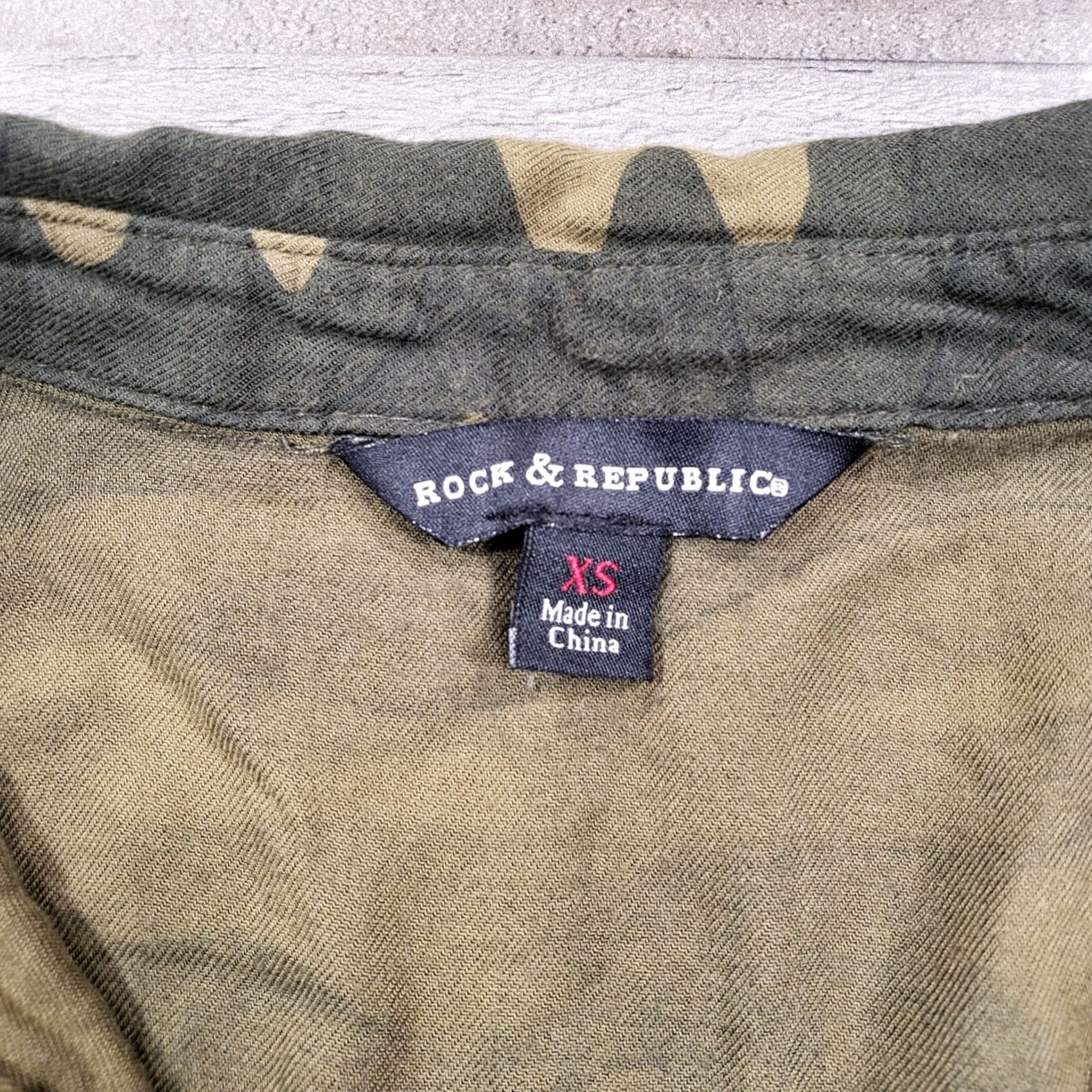 Vintage Rock & Republic Shirt Womens XS Green Button-Up Camouflage Long Sleeves HI-Low Size XS / US 0-2 / IT 36-38 - 3 Thumbnail