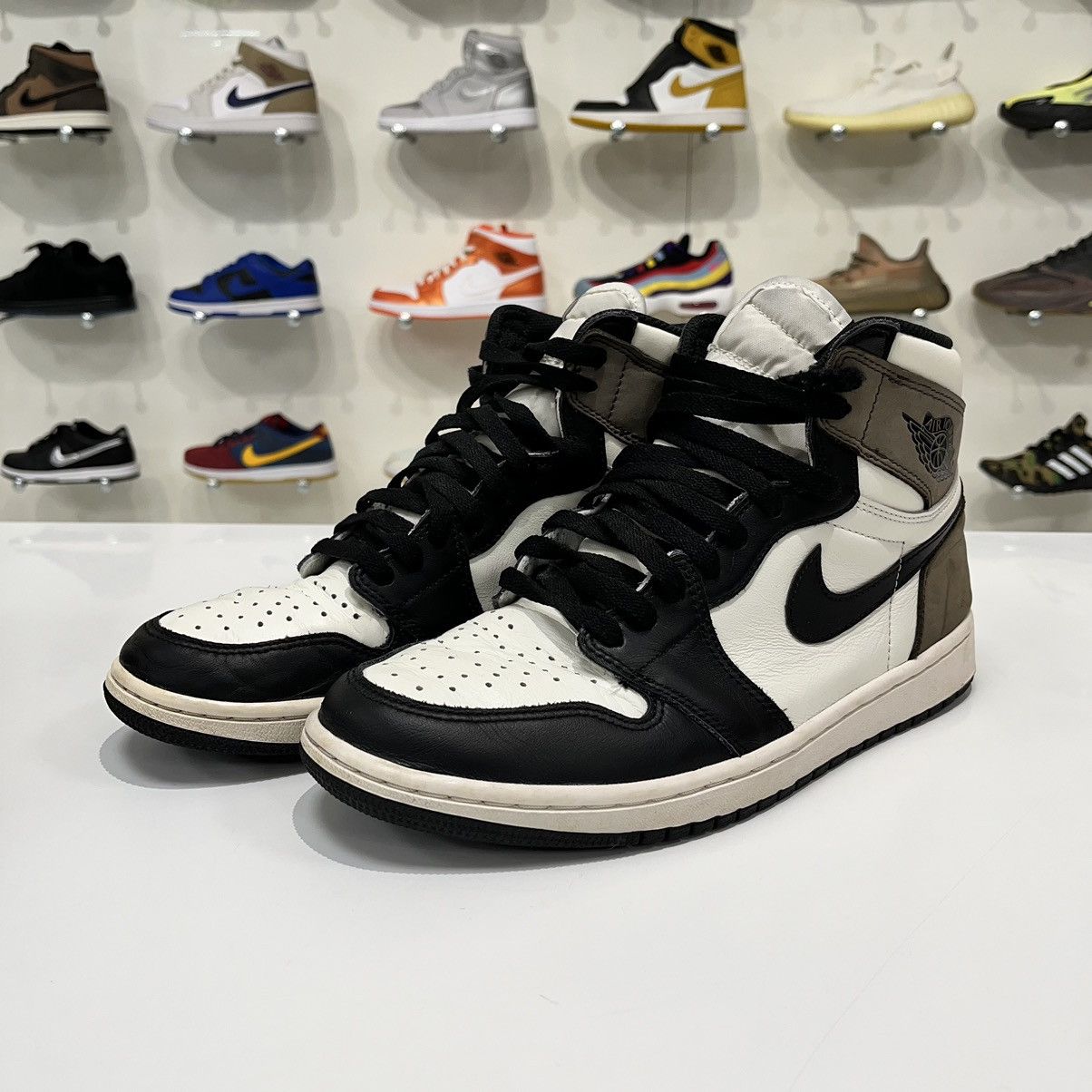 Nike Air Jordan 1 Retro High Dark Mocha Size US 10 / EU 43 - 2 Thumbnail