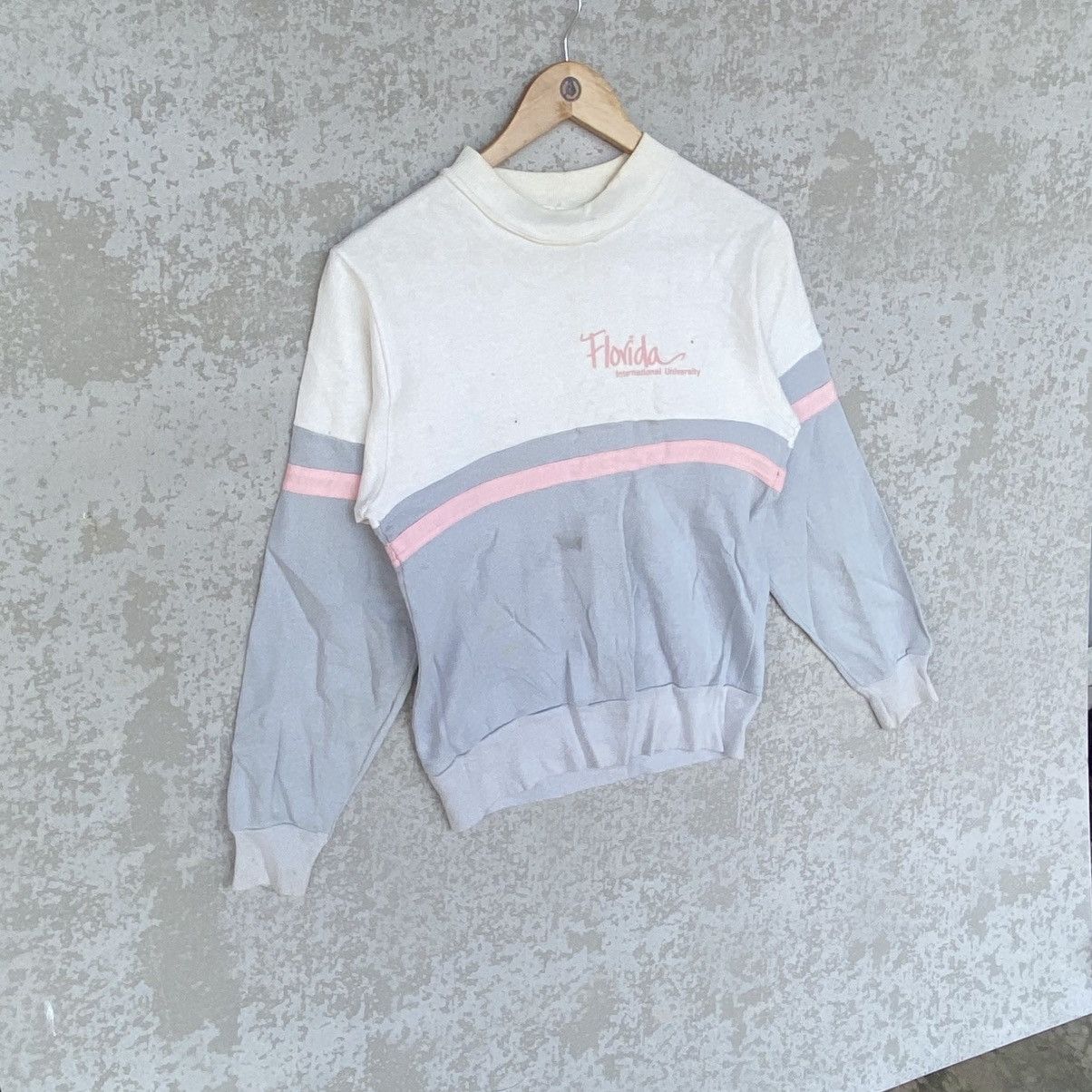 Other Vintage Velva Sheen Small Embroidered Sweatshirt White/Blue Size US L / EU 52-54 / 3 - 3 Thumbnail