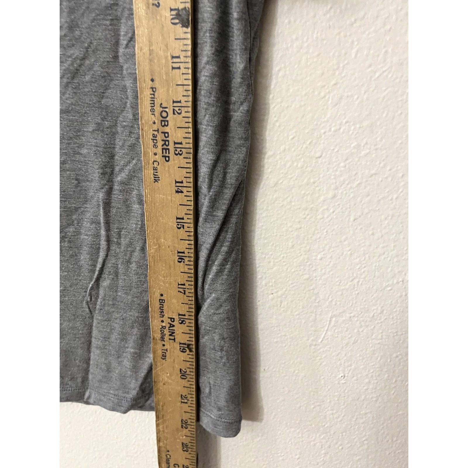 Express EXPRESS Fitted V-Neck T-Shirt Gray Stretch Medium Women Size M / US 6-8 / IT 42-44 - 5 Thumbnail