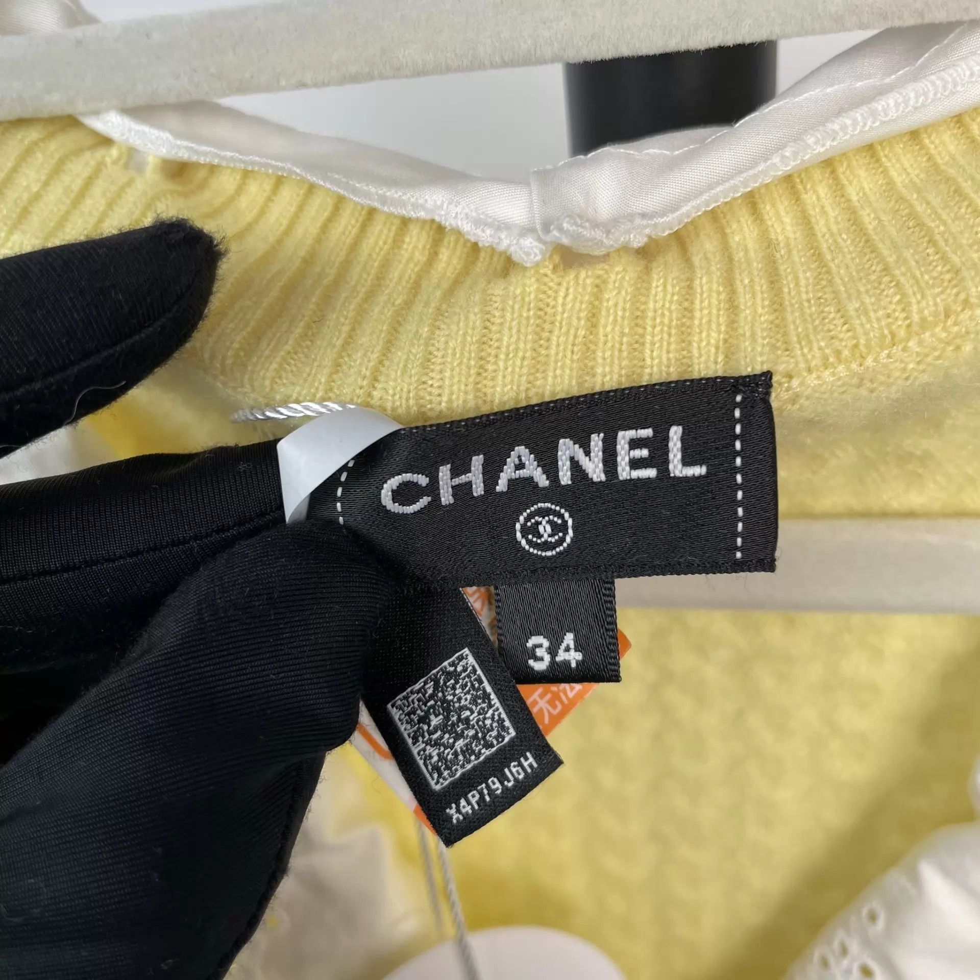Chanel Chanel 24A Lemon-White Lace Trim V-Neck Cashmere Top 34 Size XS / US 0-2 / IT 36-38 - 5 Thumbnail