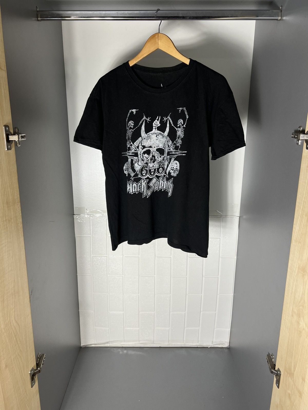 Band Tees VINTAGE BLACK SABBATH WORLD TOUR ROCK T-SHIRT METAL Y2K 90s Size US L / EU 52-54 / 3 - 2 Thumbnail