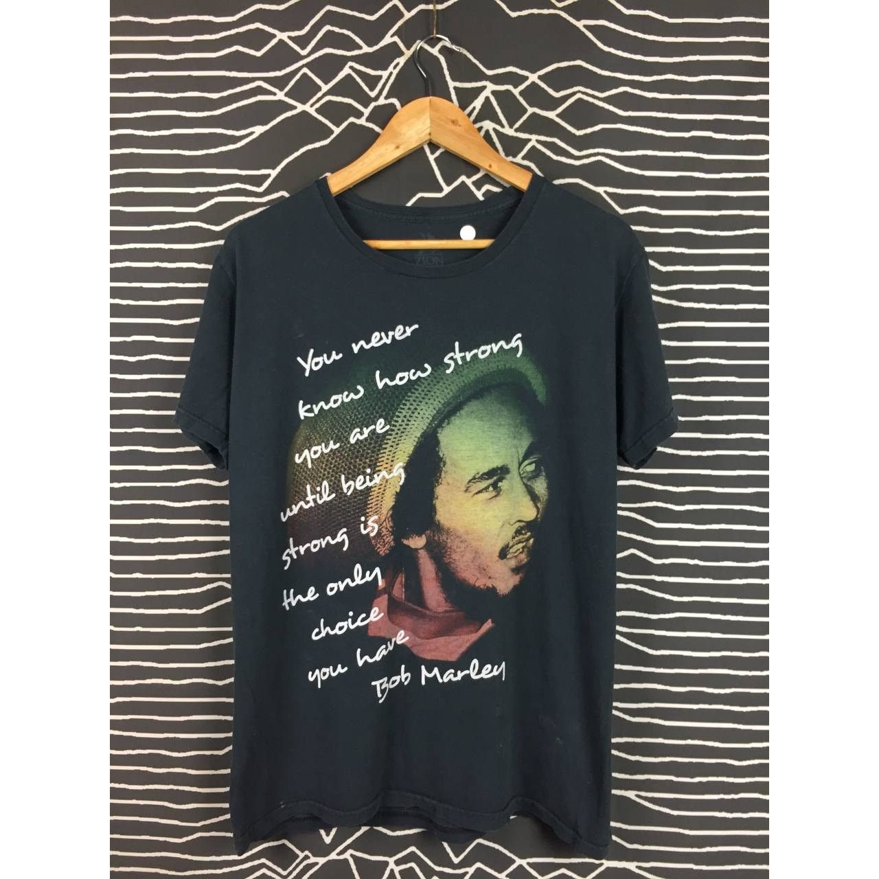 Bob Marley × Zion Rootswear Zion Rootswear Bob Marley Being Strong Quote Tee Size US L / EU 52-54 / 3 - 1 Thumbnail