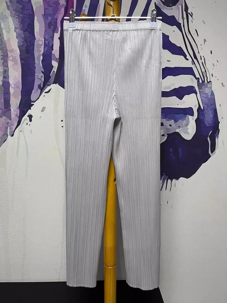 Issey Miyake Issey Miyake size:2 Light grey pleated trousers Size 22" - 2 Thumbnail