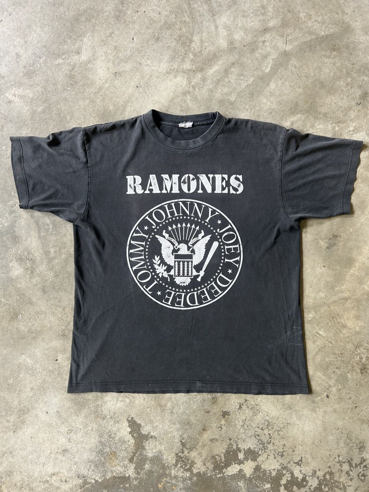 Band Tees Vintage Ramones Look out Below Logo 90s Shirt Size US XL / EU 56 / 4 - 1 Thumbnail