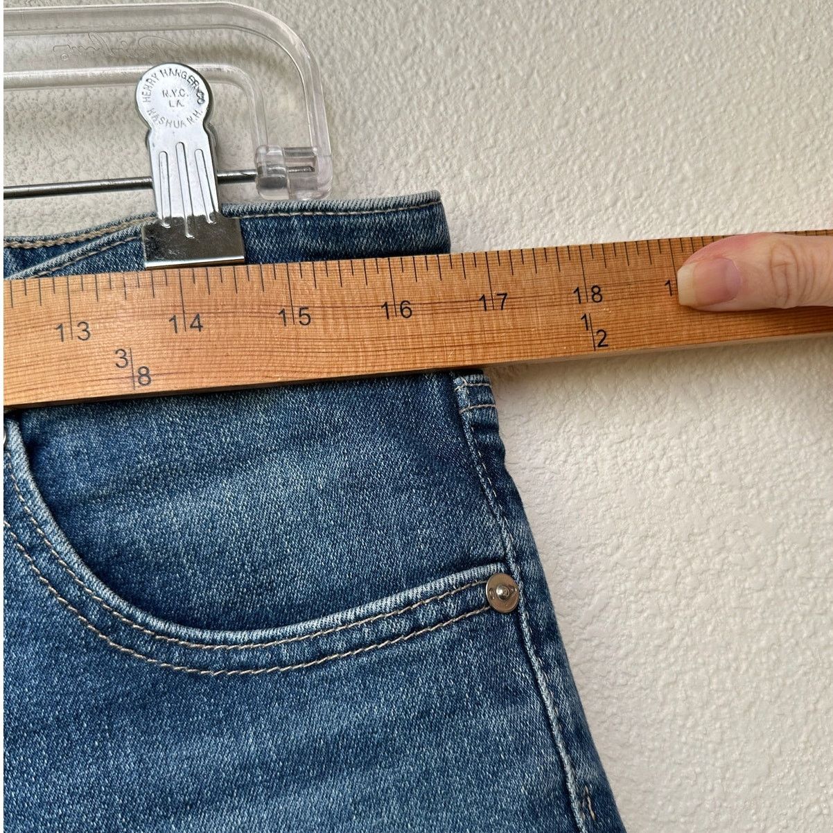AG Adriano Goldschmied AG The Prima cigarette leg jeans med wash raw cuffed hem 32R Size 32" / US 10 / IT 46 - 11 Thumbnail