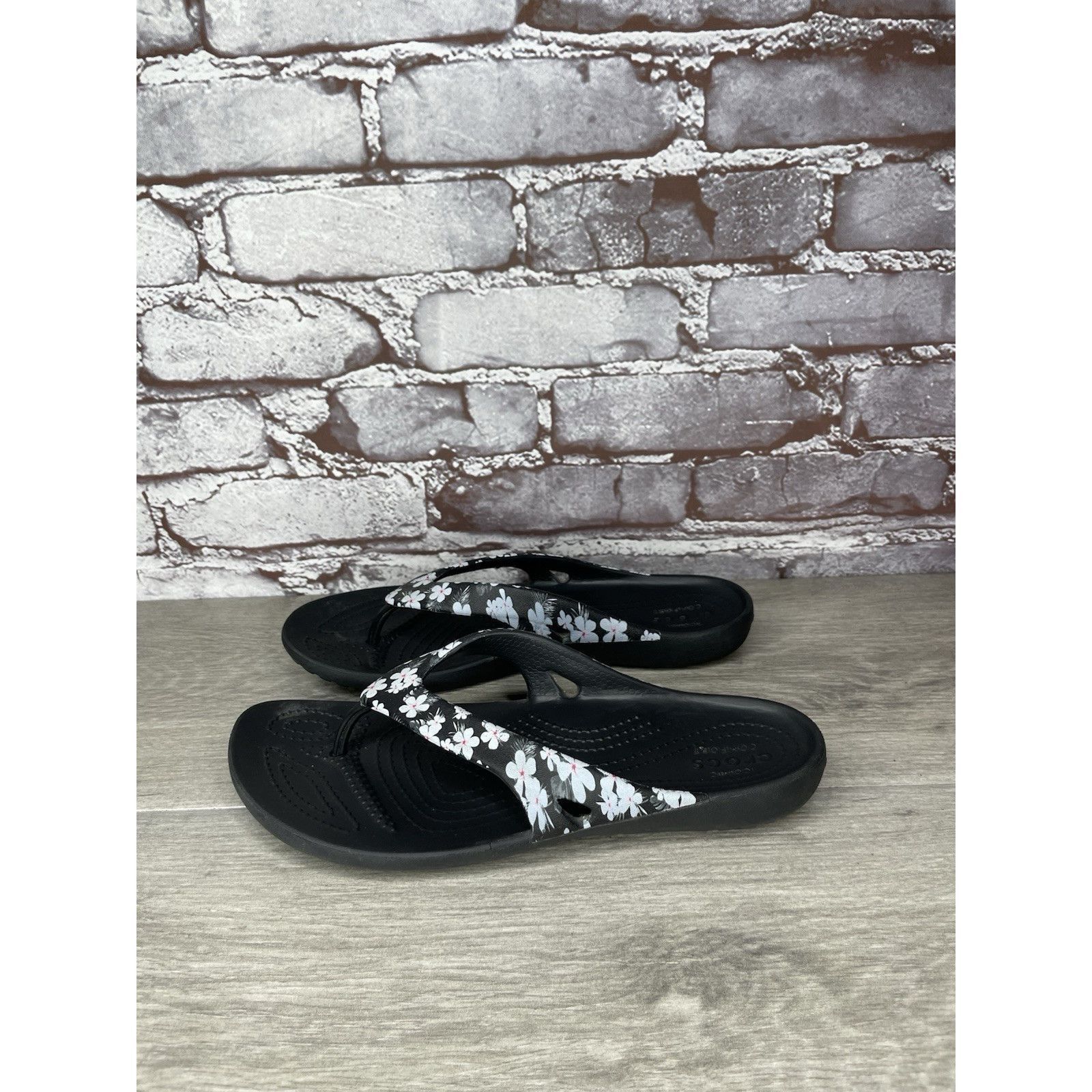 Crocs Crocs Kaydee II Gray Floral Seasonal Thong FlipFlops Sandals Size US 7 / IT 37 - 17 Thumbnail