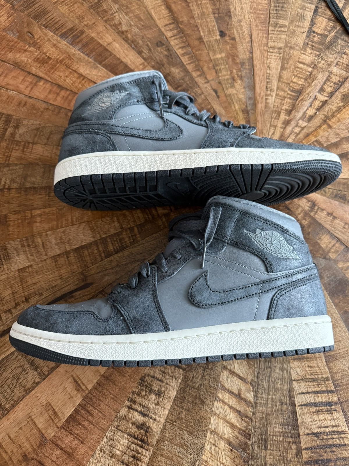 Jordan Brand Air Jordan 1 mid se women’s Size US 11 / EU 44 - 1 Thumbnail