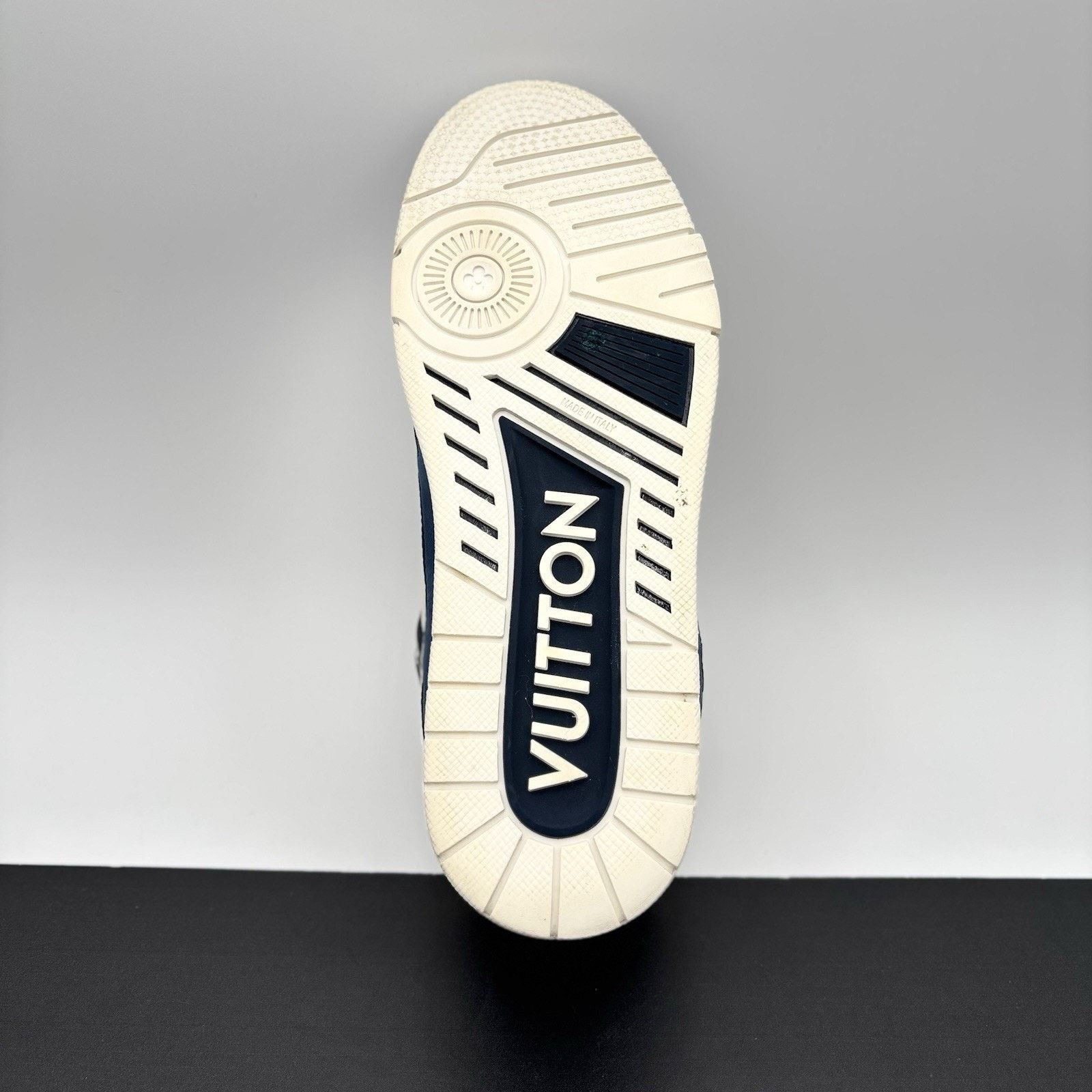 Louis Vuitton (7-7.5 US) Louis Vuitton Trainer ' White Navy '| GREAT COND! Size US 7.5 / EU 40-41 - 17 Thumbnail