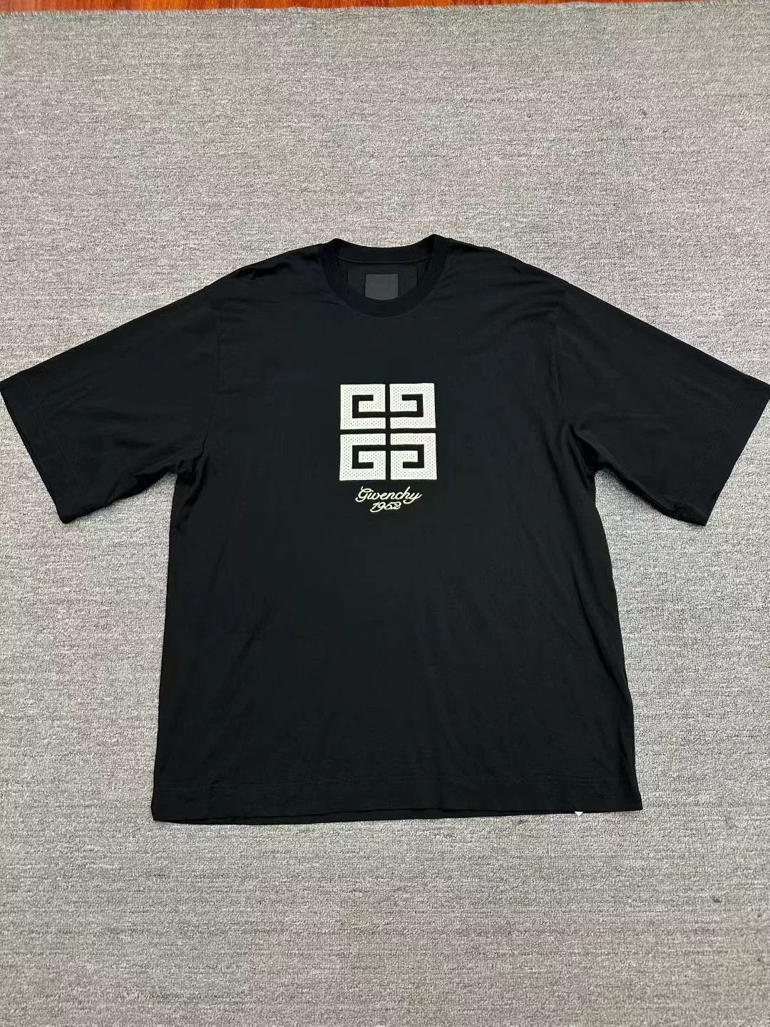 Givenchy Givenchy New Embroidered Short Sleeve XL Size US XL / EU 56 / 4 - 1 Thumbnail