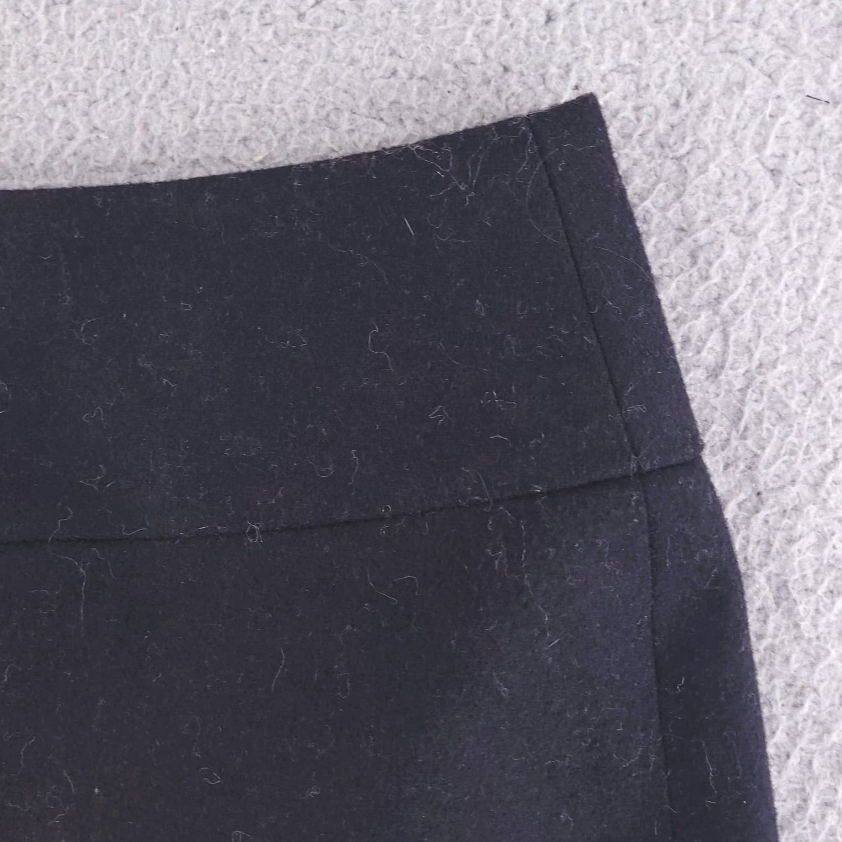 Banana Republic VINTAGE? Banana Republic Skirt Womens 0 Black Wool Blend Pencil Short Wool Skirt Women 0 Black Pencil Mens? Size 25" / US 0 / IT 36 - 2 Thumbnail