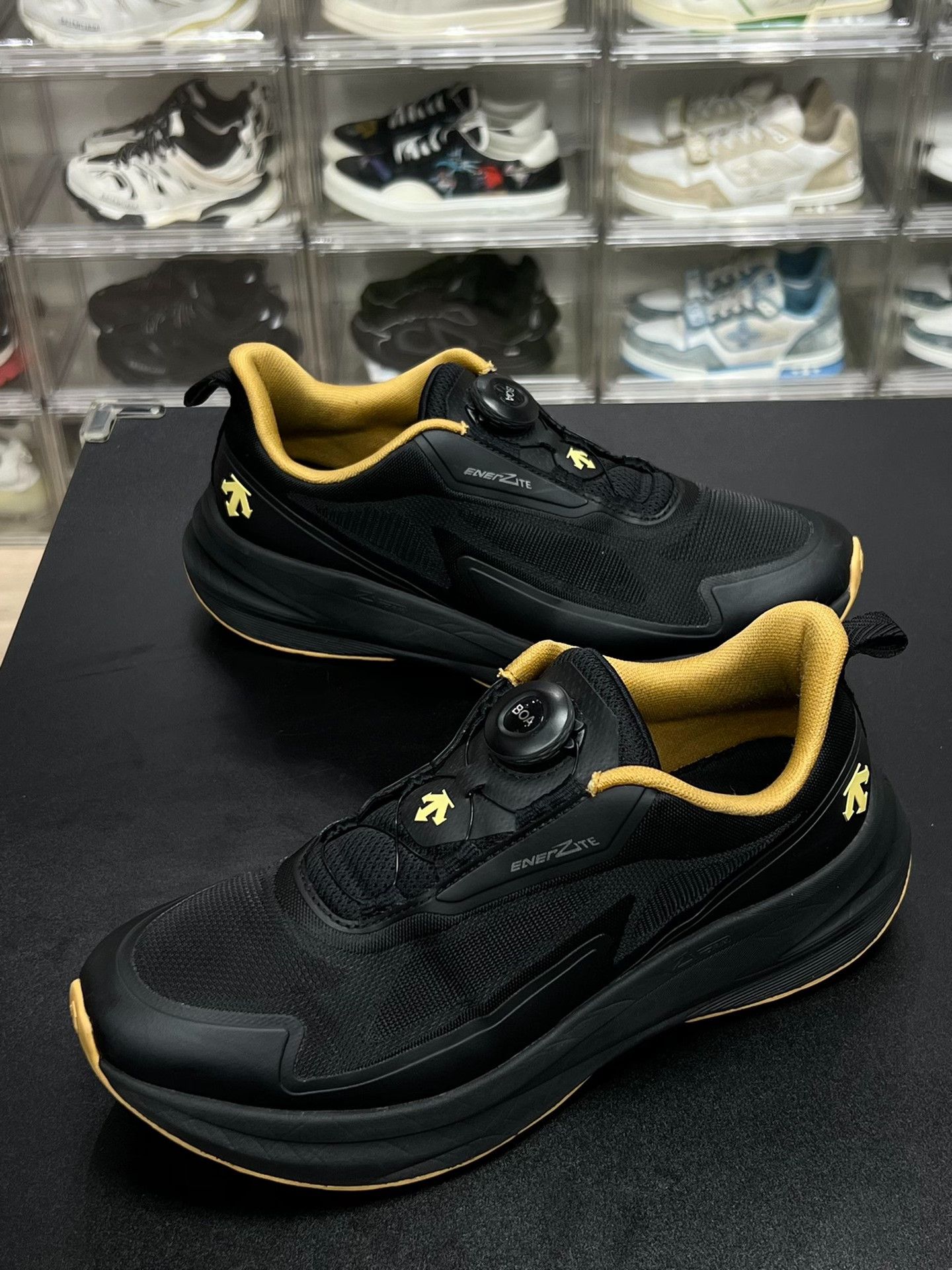 Descente Descente Running Black Lowtop Sneakers 9 Men Size US 9 / EU 42 - 1 Thumbnail