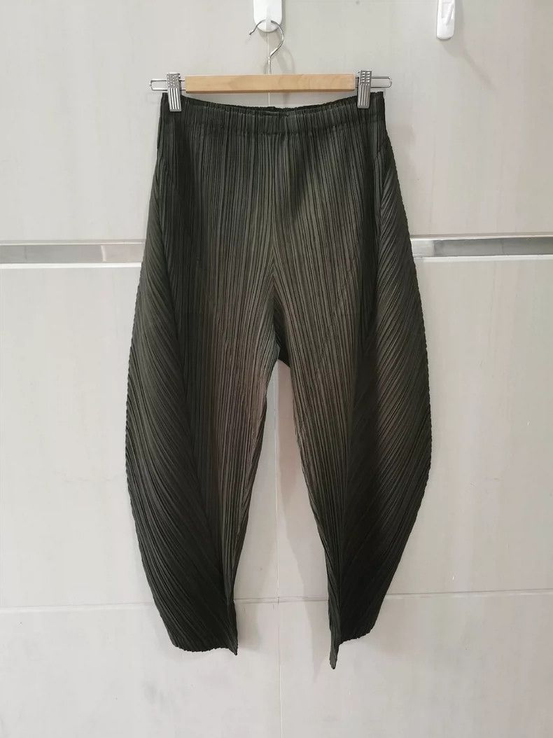 Issey Miyake Issey Miyake size:4 Dark green pleated trousers Size 23" - 1 Thumbnail