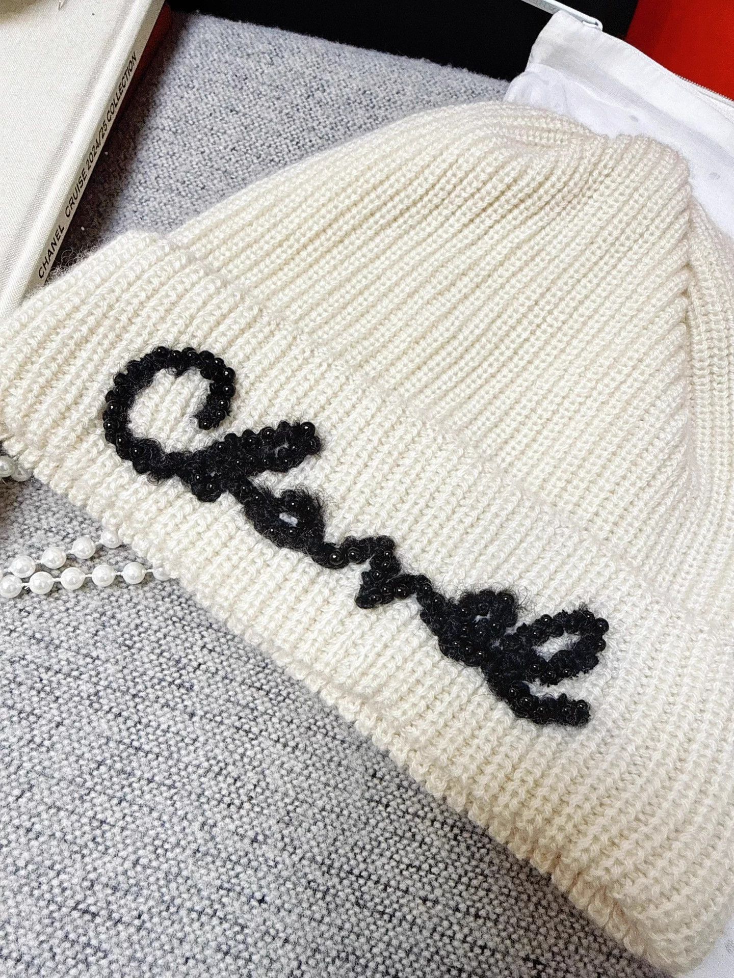 Chanel Chanel 21A White Black Pearl Emb Logo Beanie Size ONE SIZE - 6 Thumbnail