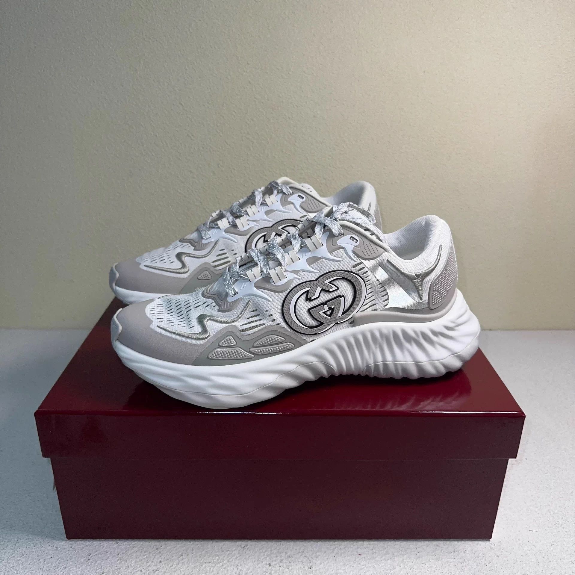 Gucci Gray Low-Top Sneakers Size 9 Size US 9 / EU 42 - 1 Thumbnail