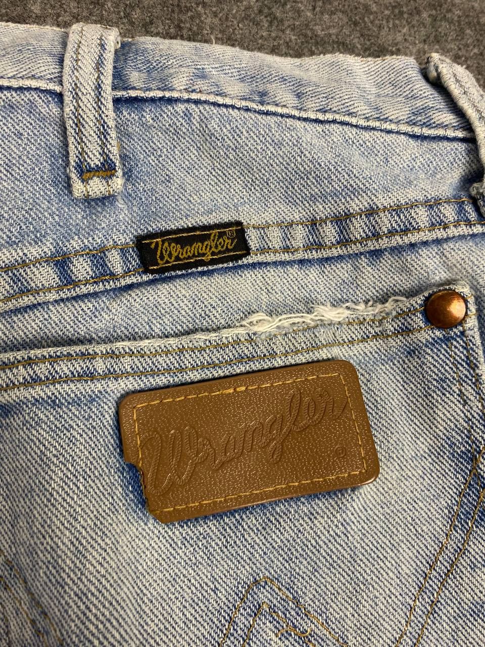 Wrangler vintage wrangler lightwash distressed denim nice design Size US 37 - 7 Thumbnail