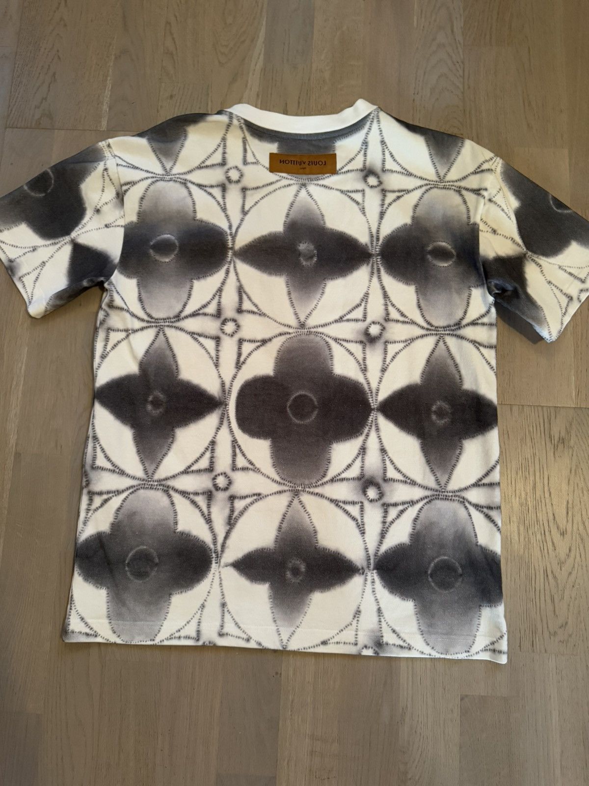 Louis Vuitton LOUIS VUITTON tshirt , real measurements by tape in photos Size US M / EU 48-50 / 2 - 17 Thumbnail
