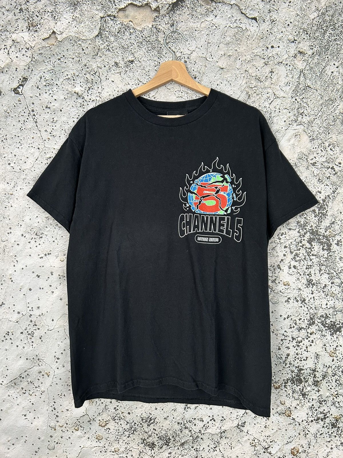 Other Vintage Channel 5 Streetwear Graphic Tee Retro Hype Y2K Size US L / EU 52-54 / 3 - 4 Thumbnail