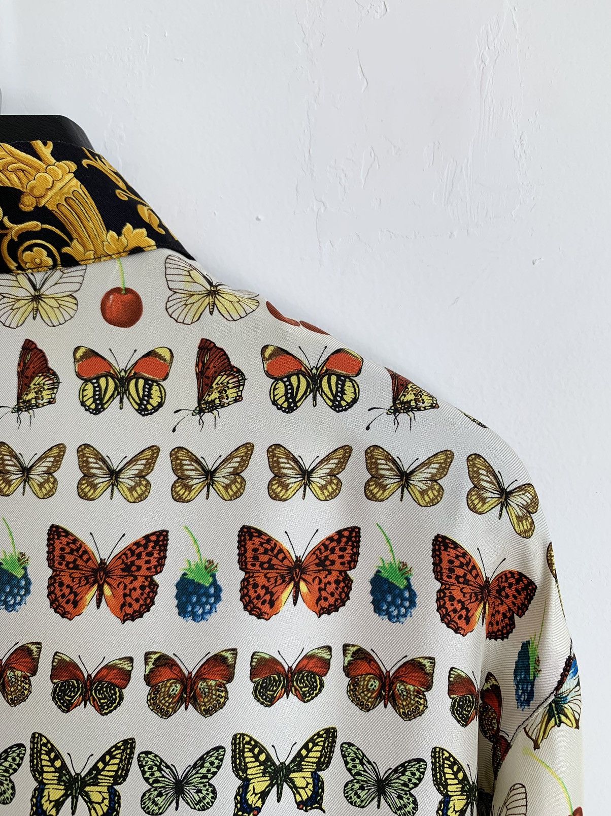 Versace Vintage 90s Gianni Versace Gold Butterflies Silk Shirt Size M / US 6-8 / IT 42-44 - 20 Thumbnail