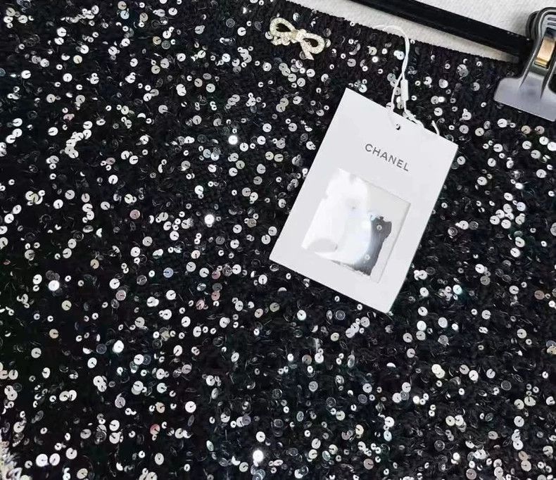 Chanel Chanel 23S black sequin bow shorts Size 24" / US 00 / IT 34 - 3 Thumbnail