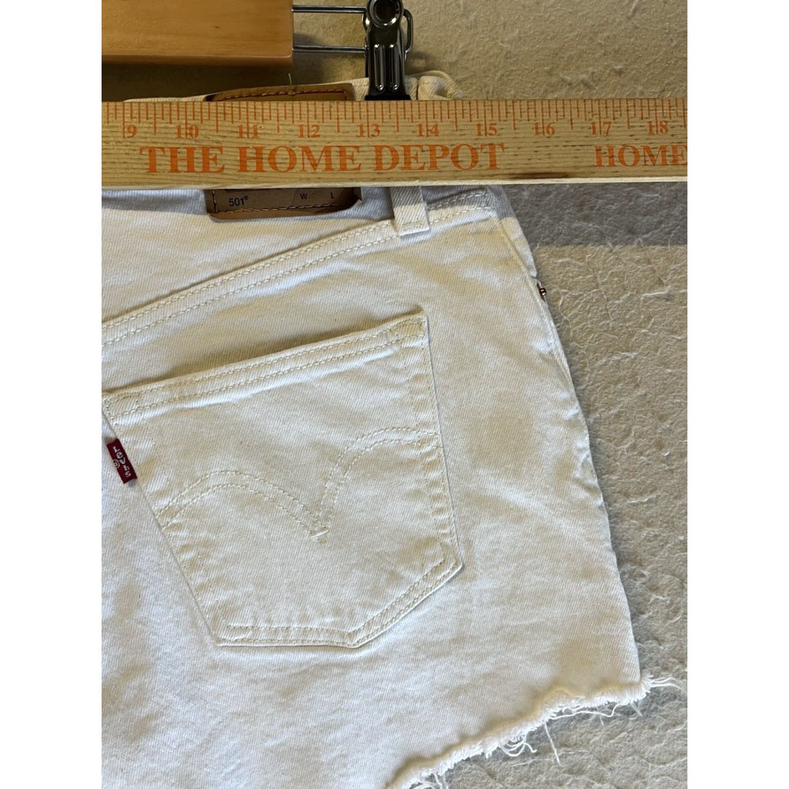Levi's Levi's 501 White Button Fly High Rise Jean Shorts Women's Size 28 Casual Solid White Cut-Off Jeans Short Women's 28 Size 28" / US 6 / IT 42 - 3 Thumbnail