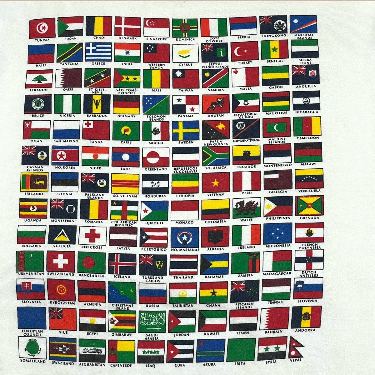 Vintage Vintage Sweatshirt with national flags pattern Size US XL / EU 56 / 4 - 5 Thumbnail
