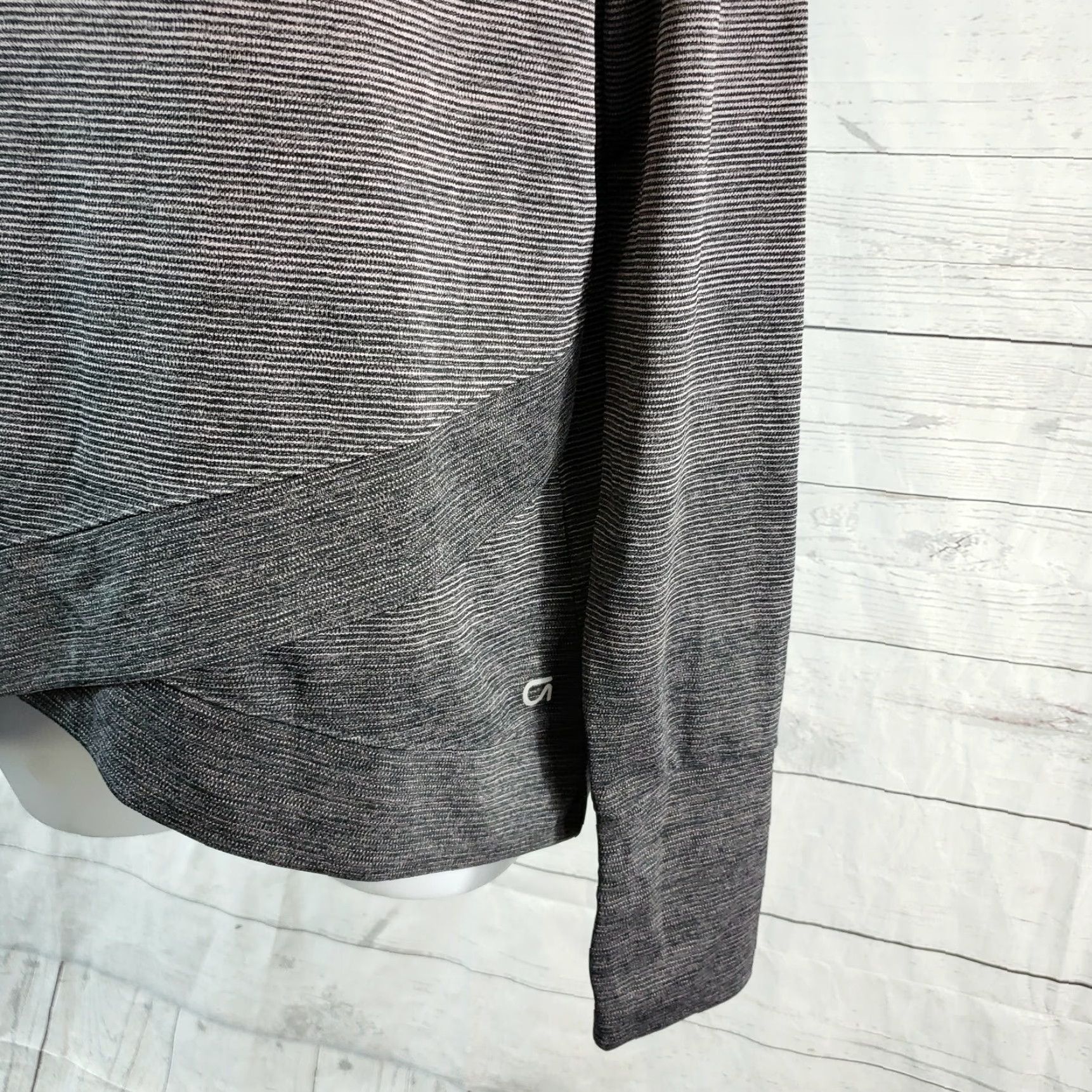 Gap Gap Womens Pullover Top L Purple Gray Ombre Striped Tulip Front Thumbholes Satin? Size L / US 10 / IT 46 - 2 Thumbnail