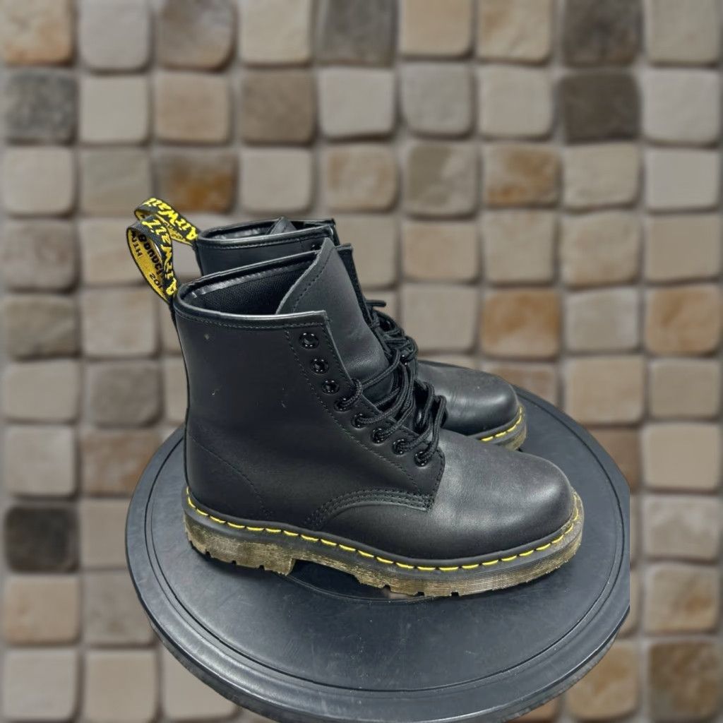 Dr. Martens Doc Martens Black Elphie Virginia Leather Mary