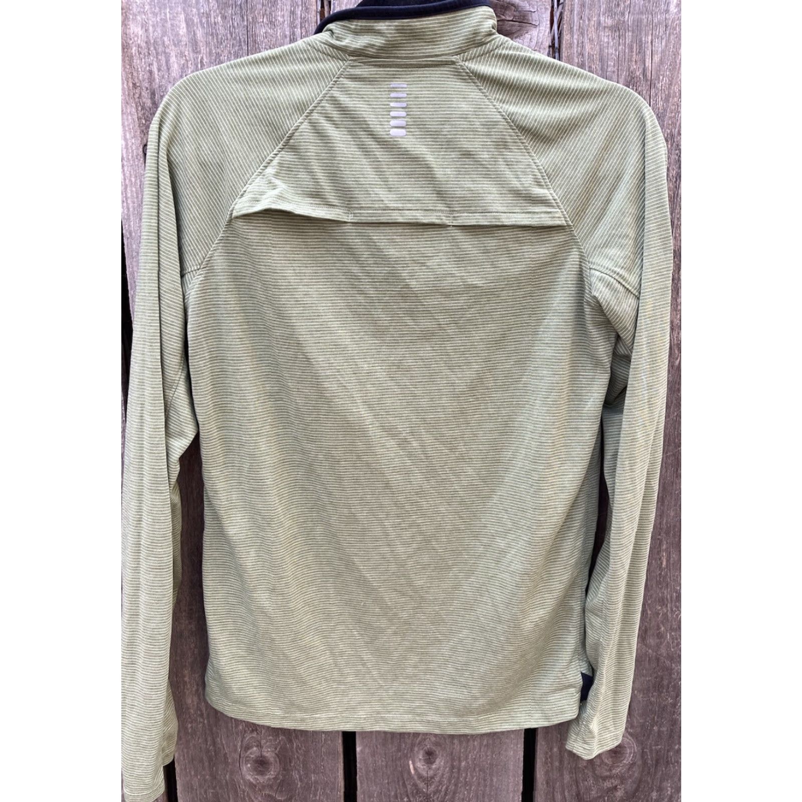 Under Armour Under Armour Run Shirt Hunter Green S Men's Half-Zip Breathable Activewear Striped Logo 1/4 Zip Long Sleeve Regular Color Green Mens Size US S / EU 44-46 / 1 - 7 Thumbnail