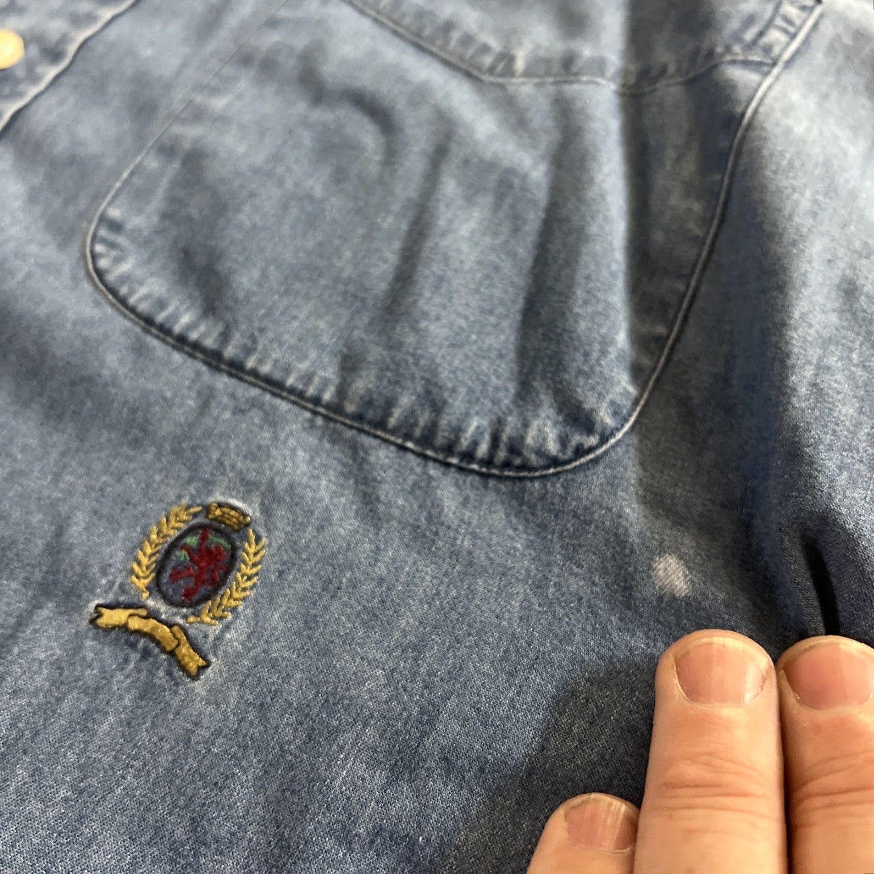 Tommy Hilfiger VINTAGE Tommy Hilfiger Shirt Men 15.5 32-33 Blue Chambray Button-Down 90s Crest Embroidered Logo Christmas? Size US L / EU 52-54 / 3 - 7 Thumbnail