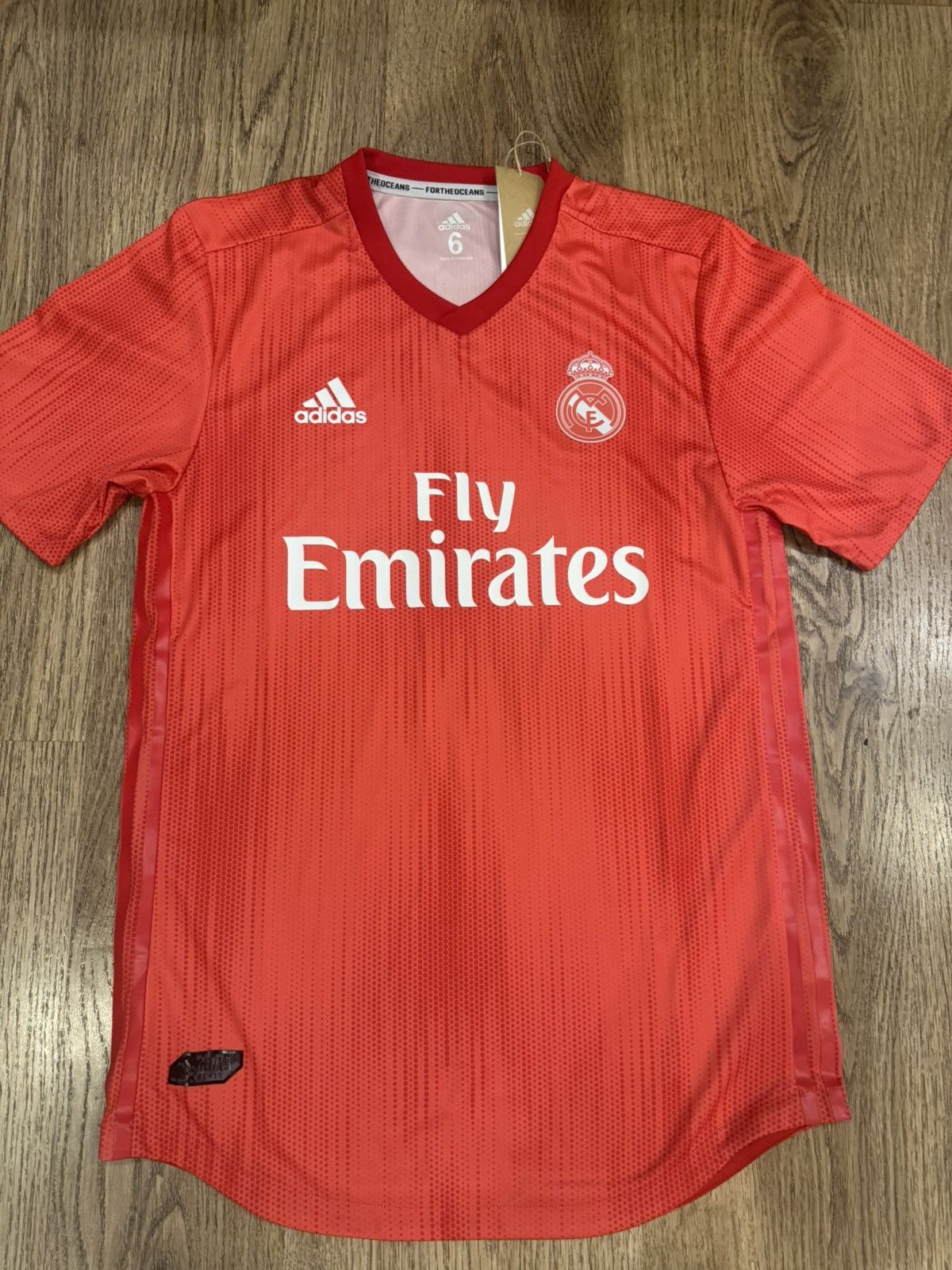 Adidas REAL MADRID 2018-2019 JERSEY ADIDAS FOOTBALL DP5443 SIZE 6 Size US M / EU 48-50 / 2 - 1 Thumbnail