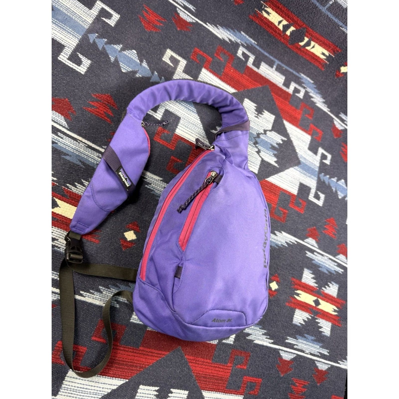 patagonia bag women's Atom Tote Pack 20L Removable padded sleeve fits laptops up to 13 and has a secure zippered pocket to hold pens Patagonia Atom Sling 8L Women
