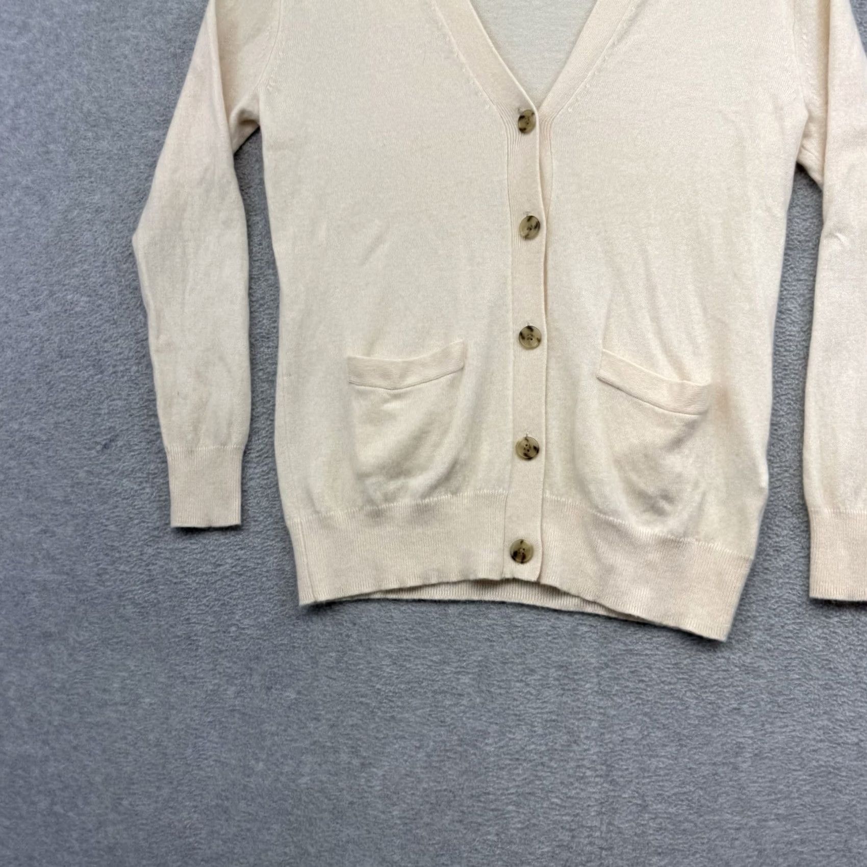 Vintage J Crew Cardigan Women XS Beig e 100% Cashmere V-Neck Button Long Sleeve Regular Size Size XS / US 0-2 / IT 36-38 - 2 Thumbnail