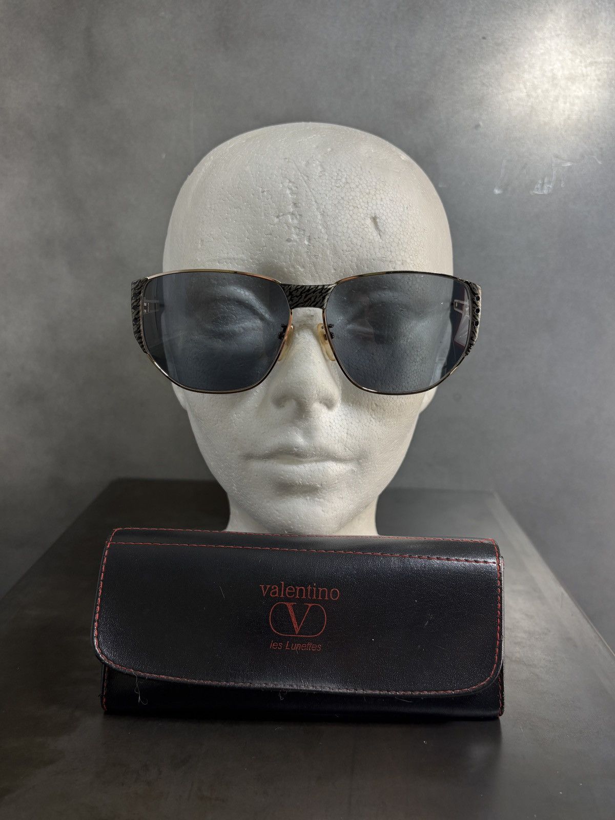 Valentino 1980s Vintage Valentino Sunglasses Metal Aviator 5419 Case Size ONE SIZE - 6 Thumbnail