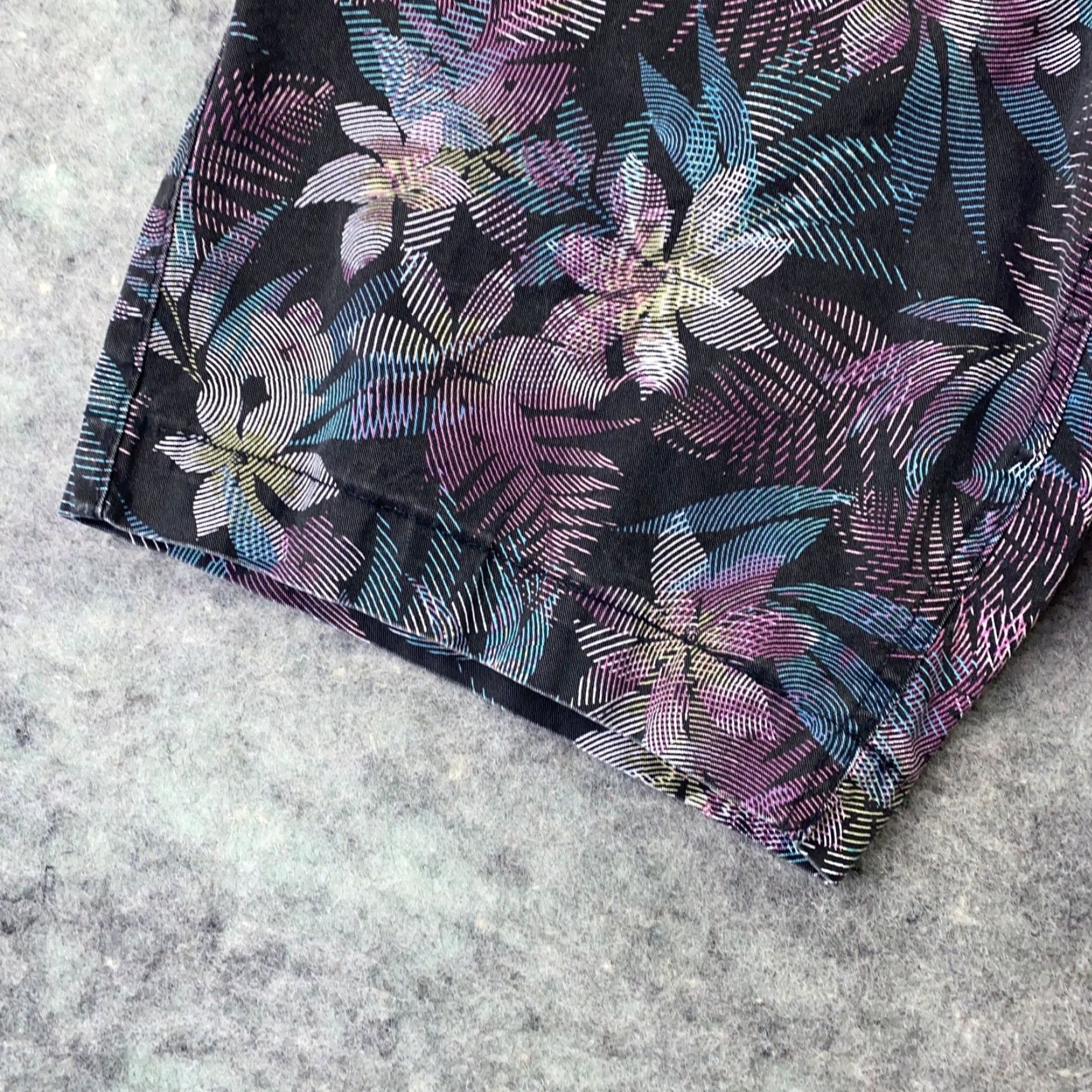 American Eagle Outfitters American Eagle Mens Shorts Bermuda Black Floral Tropical Next Level Flex Size 32 Mens Size US 32 / EU 48 - 4 Thumbnail