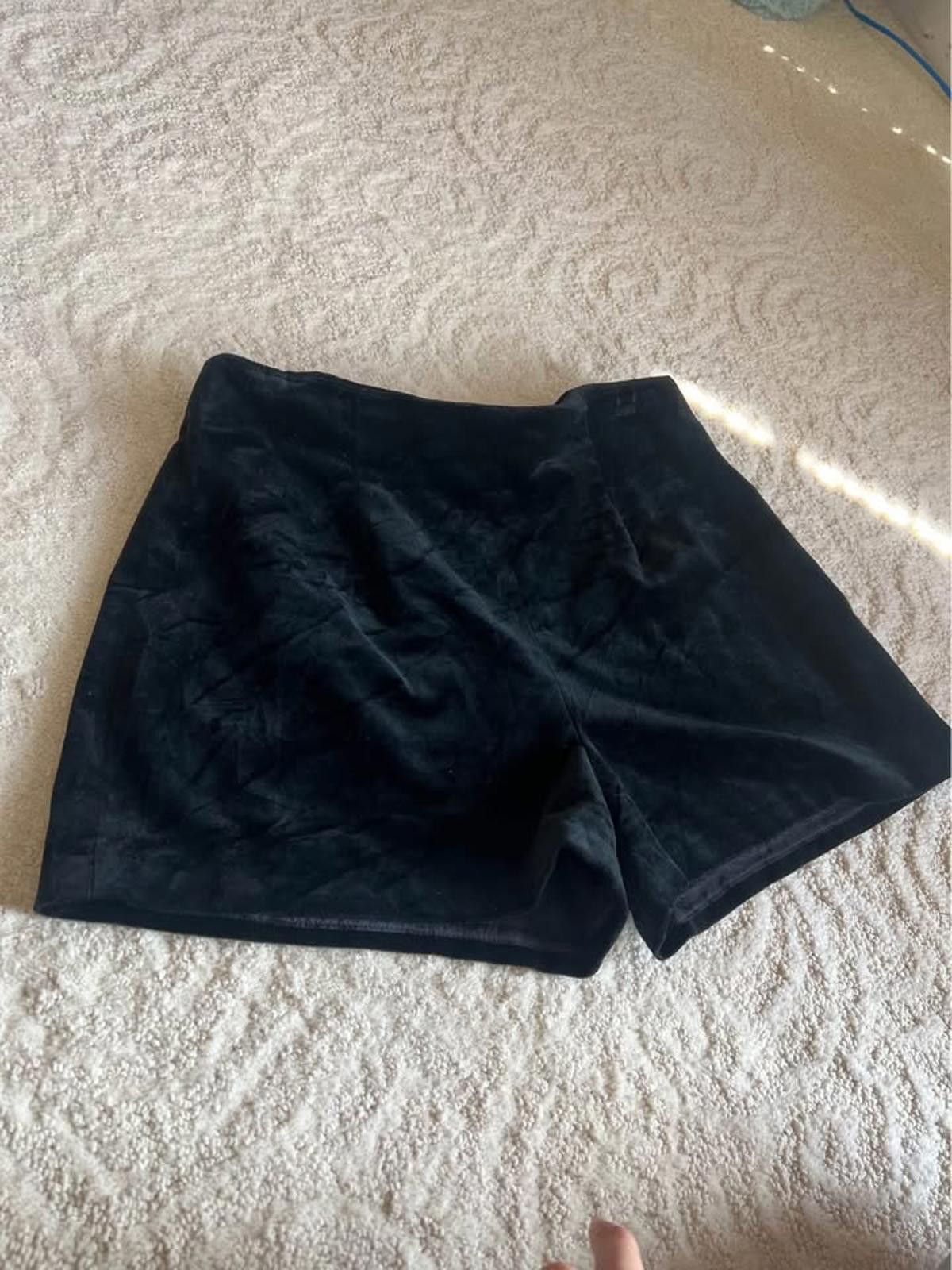 Designer Vintage Bisou-Bisou Black Velvet Shorts–Made in USA(Size 12) Size 34" / US 12 / IT 48 - 3 Thumbnail