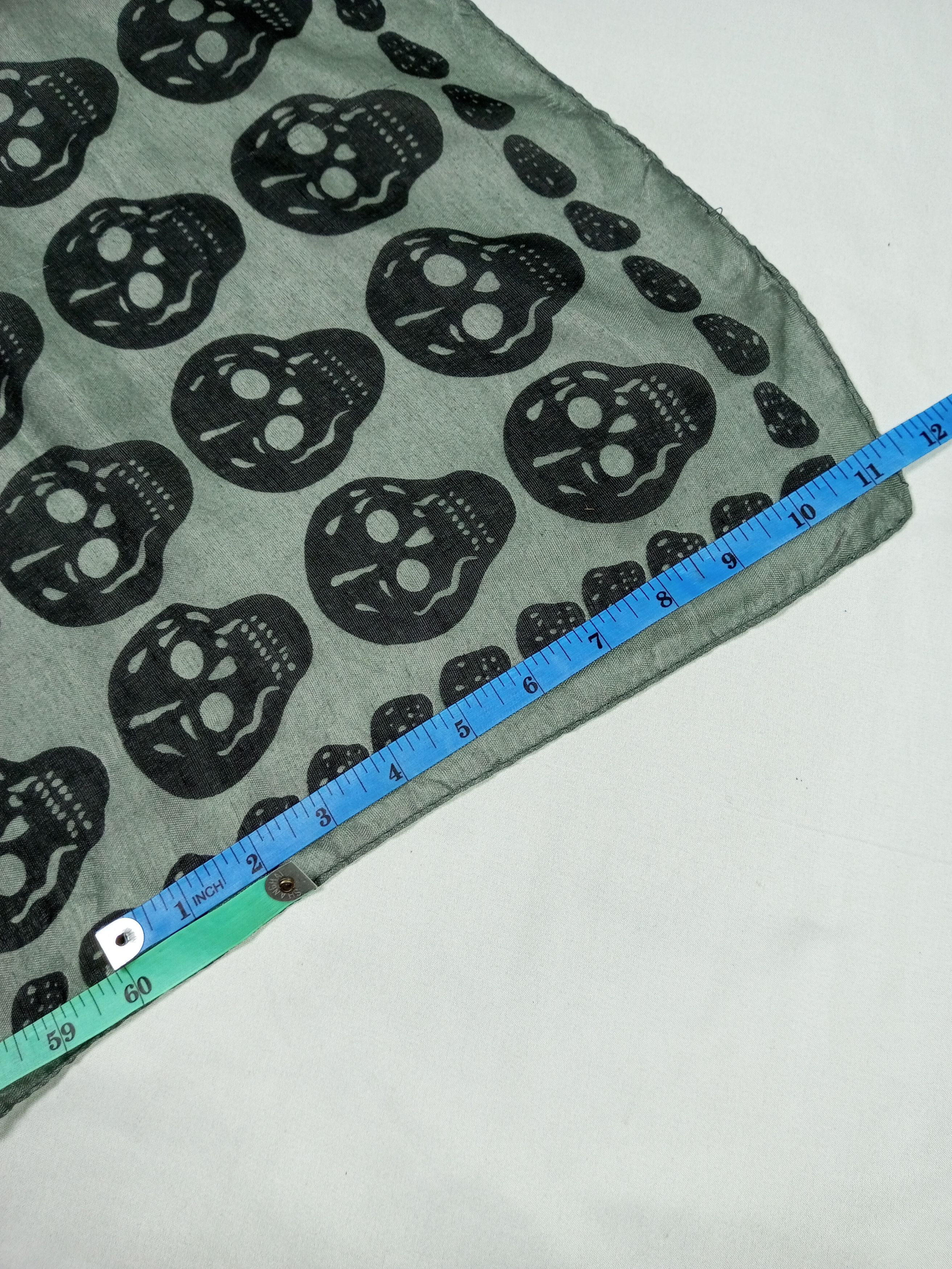 Japanese Brand Skulls Scarf Muffler Inspired By Alexander McQueen Size ONE SIZE - 7 Thumbnail