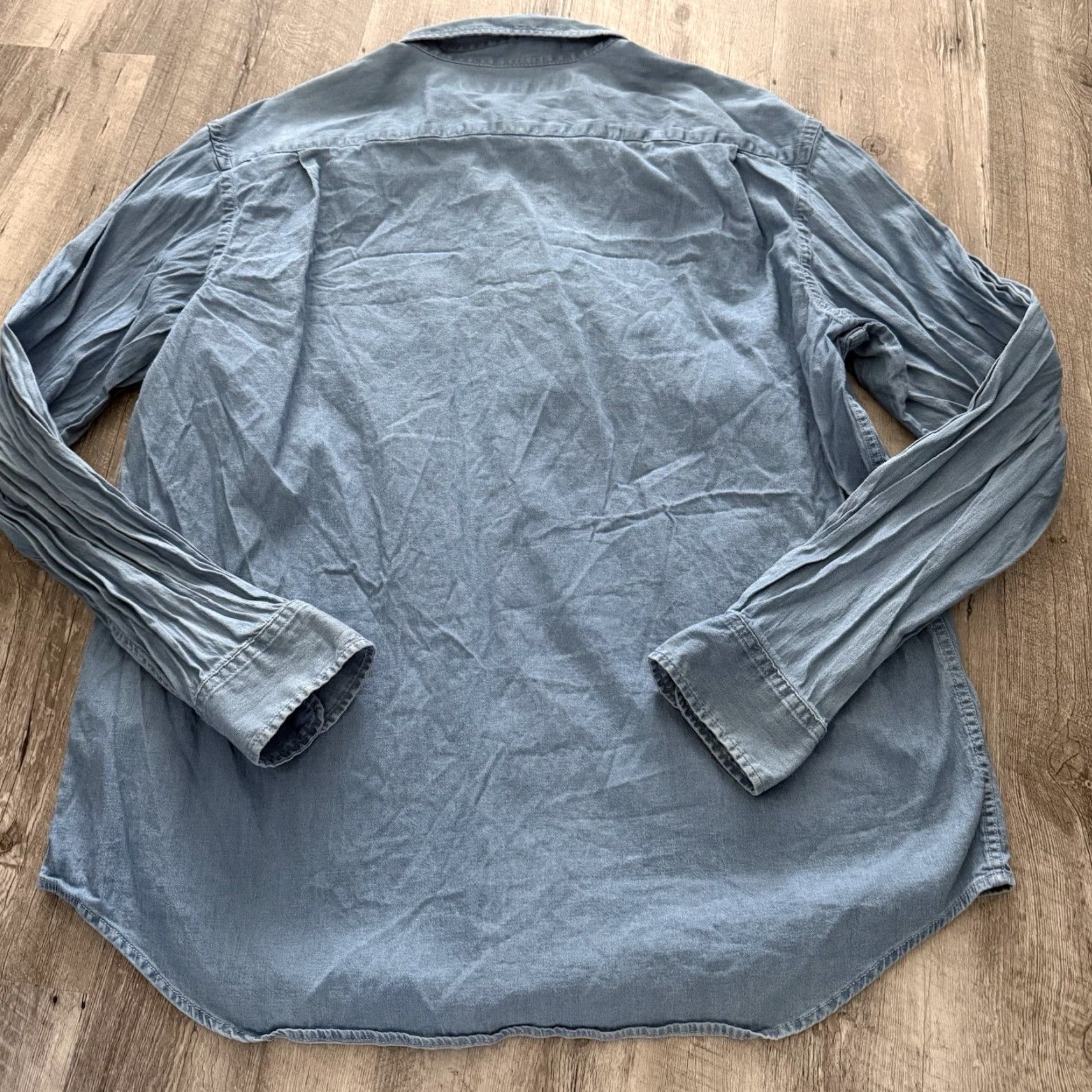 Old Navy Old Navy Everyday Shirt Mens XL Blue Chambray Built-In Flex Button Up Regular Size US XL / EU 56 / 4 - 5 Thumbnail
