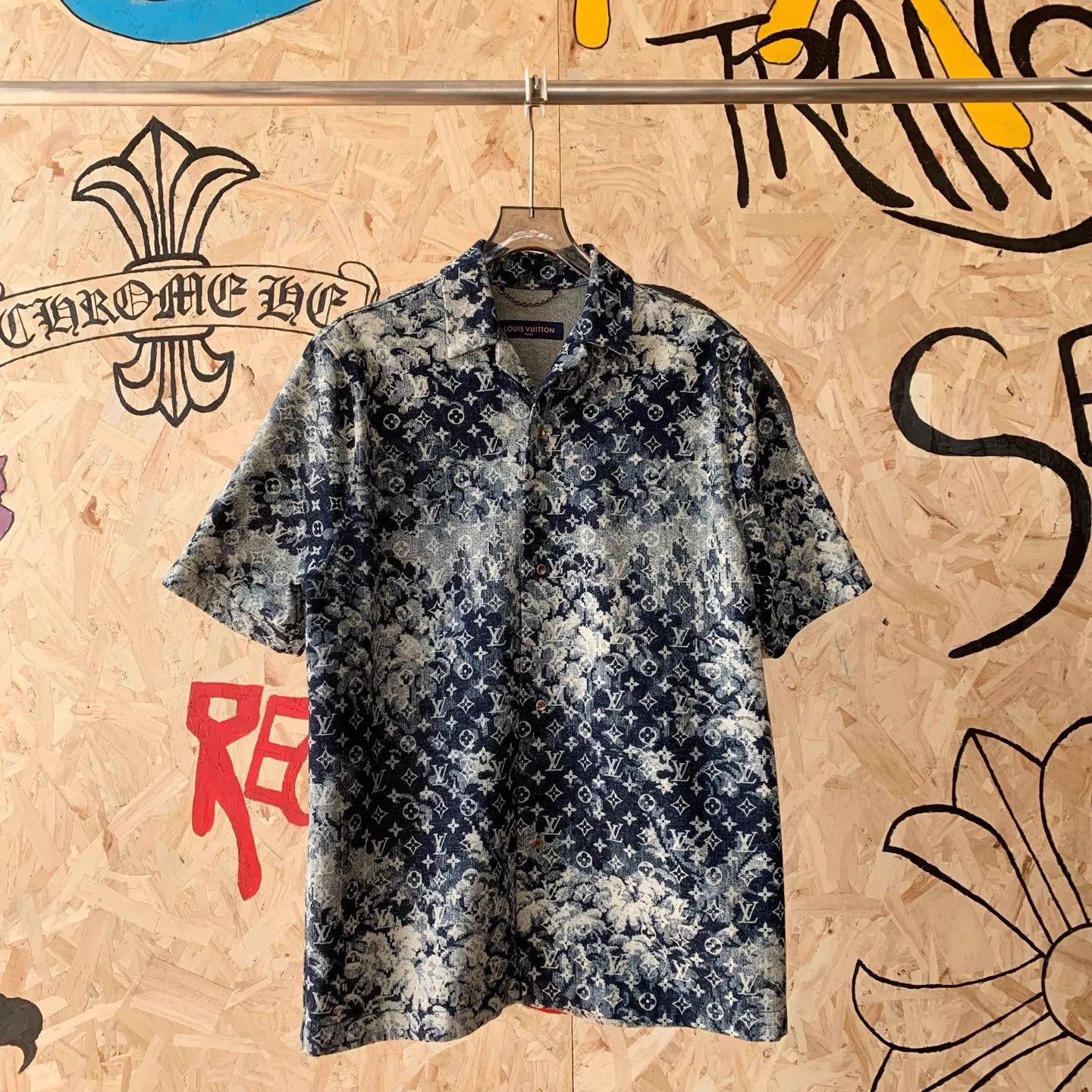 Louis Vuitton Louis Vuitton Tapestry Allover Print Short-Sleeve Shirt M Size US M / EU 48-50 / 2 - 1 Thumbnail