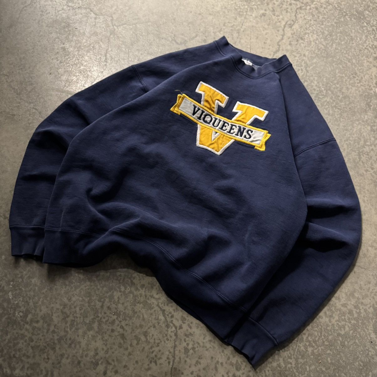 Vintage Vintage 90s Y2K VIQueens Embroidered Crewneck Sweatshirt XL Size US XL / EU 56 / 4 - 2 Thumbnail