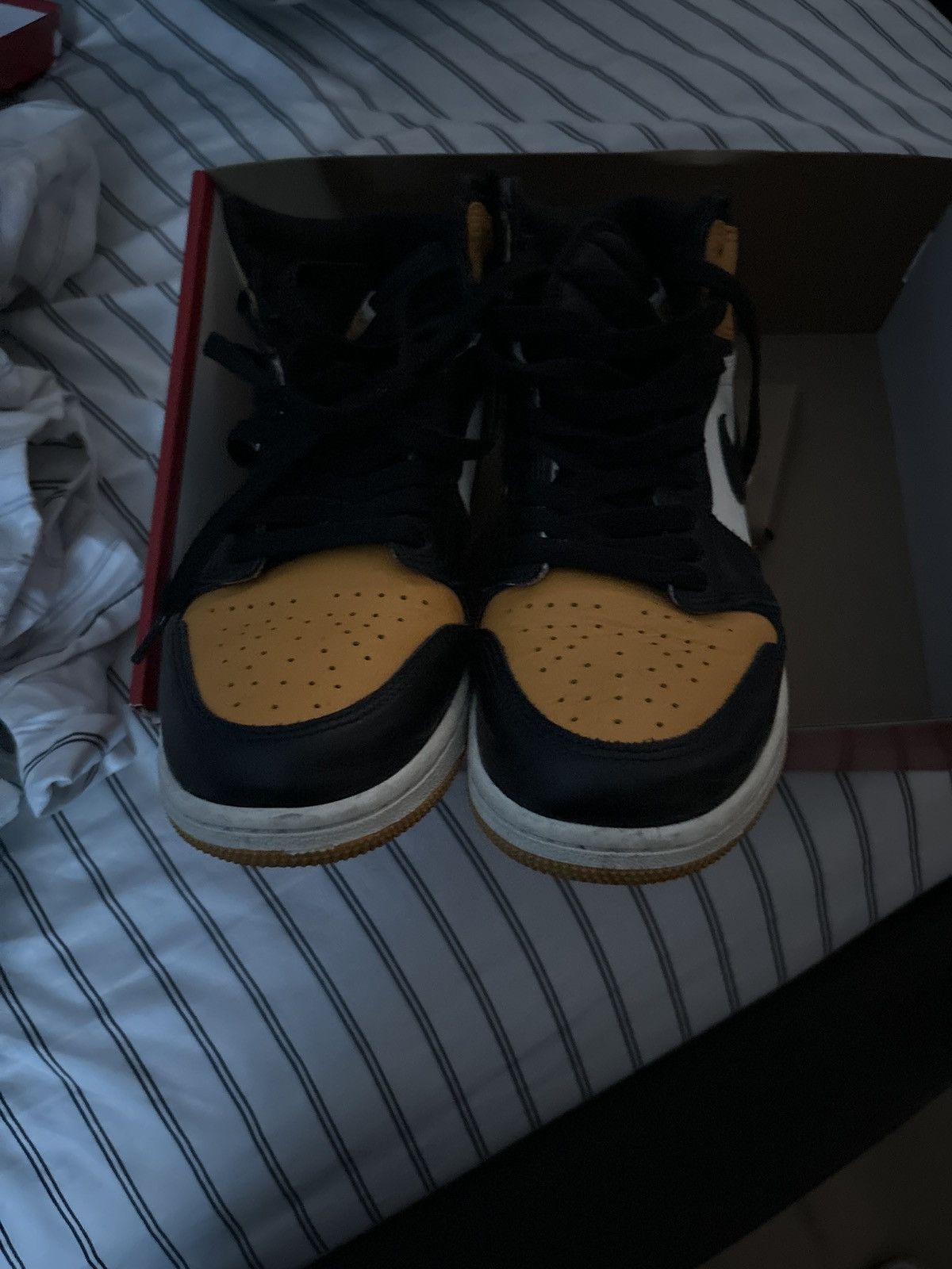 Jordan Brand × Nike Air Jordan 1s Retro High OG Yellow Toe Size US 7 / EU 40 - 6 Thumbnail