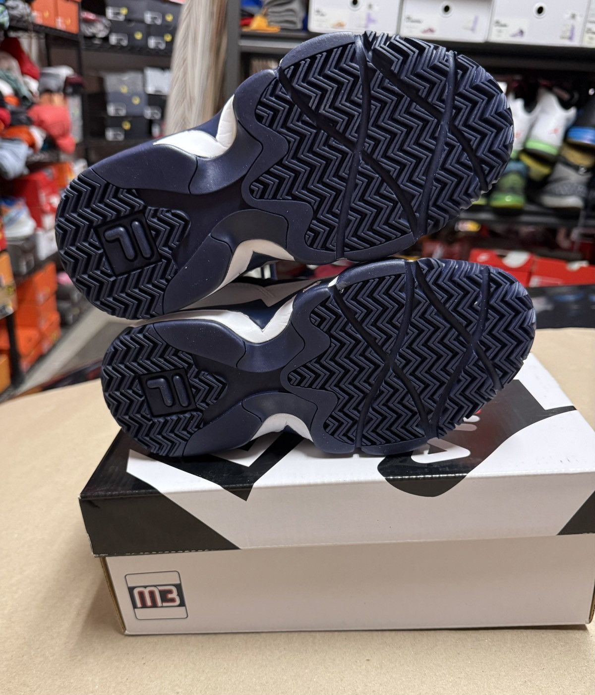 Fila Fila MB Kids White Navy size 4.5y Rare Grant Hill NEW! Size US 5 / EU 37 - 5 Thumbnail