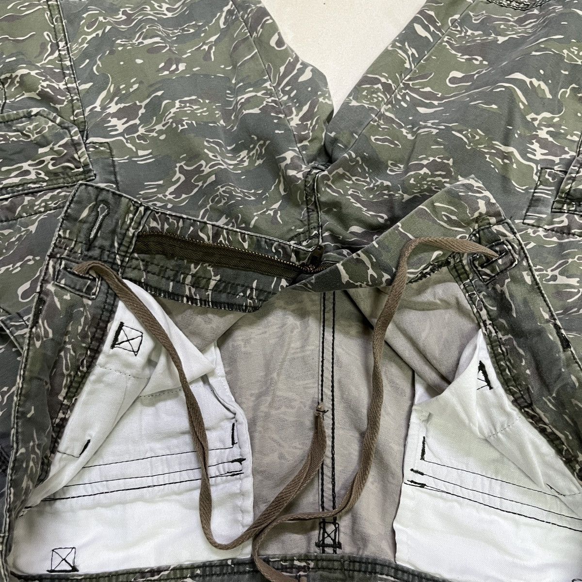 Uniqlo Uniqlo Camo Tiger Stripe Cargo Pants Size US 30 / EU 46 - 7 Thumbnail