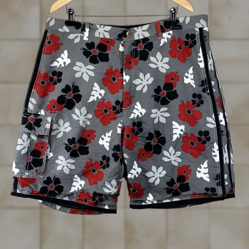 Vintage VINTAGE Urban Pipeline Reversible Board Shorts Mens 40 Zip Cargo Black Grey Red Floral Size US 40 / EU 56 - 1 Thumbnail