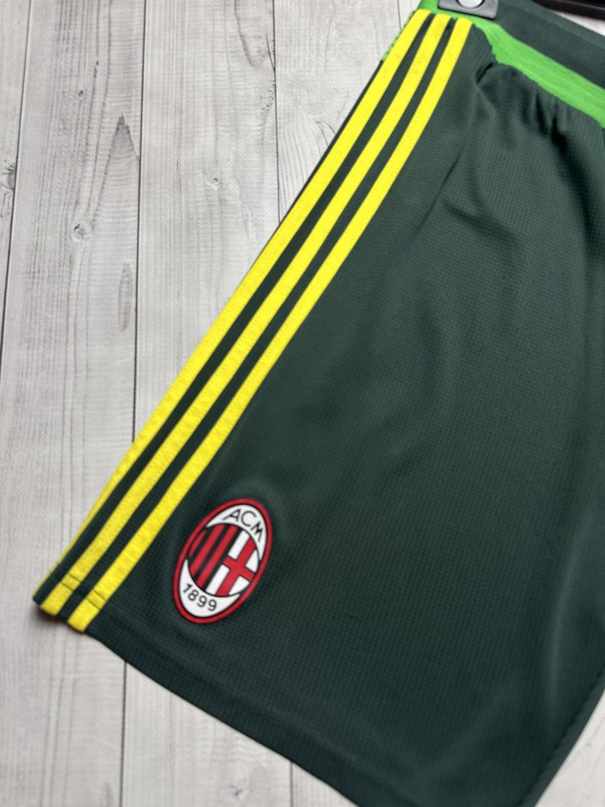 Adidas × Vintage Vintage adidas AC Milan soccer Shorts size L green rare Size US 34 / EU 50 - 2 Thumbnail