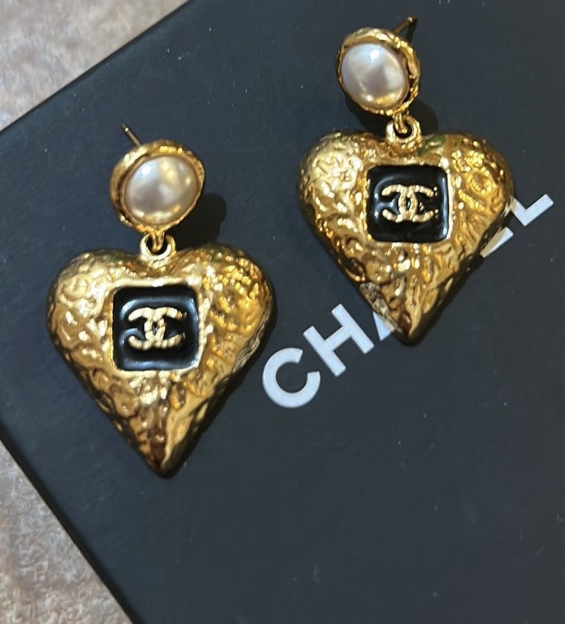 Chanel Chanel Heart Shaped CC Black Enamel, Faux Pearl Earrings Size ONE SIZE - 4 Thumbnail