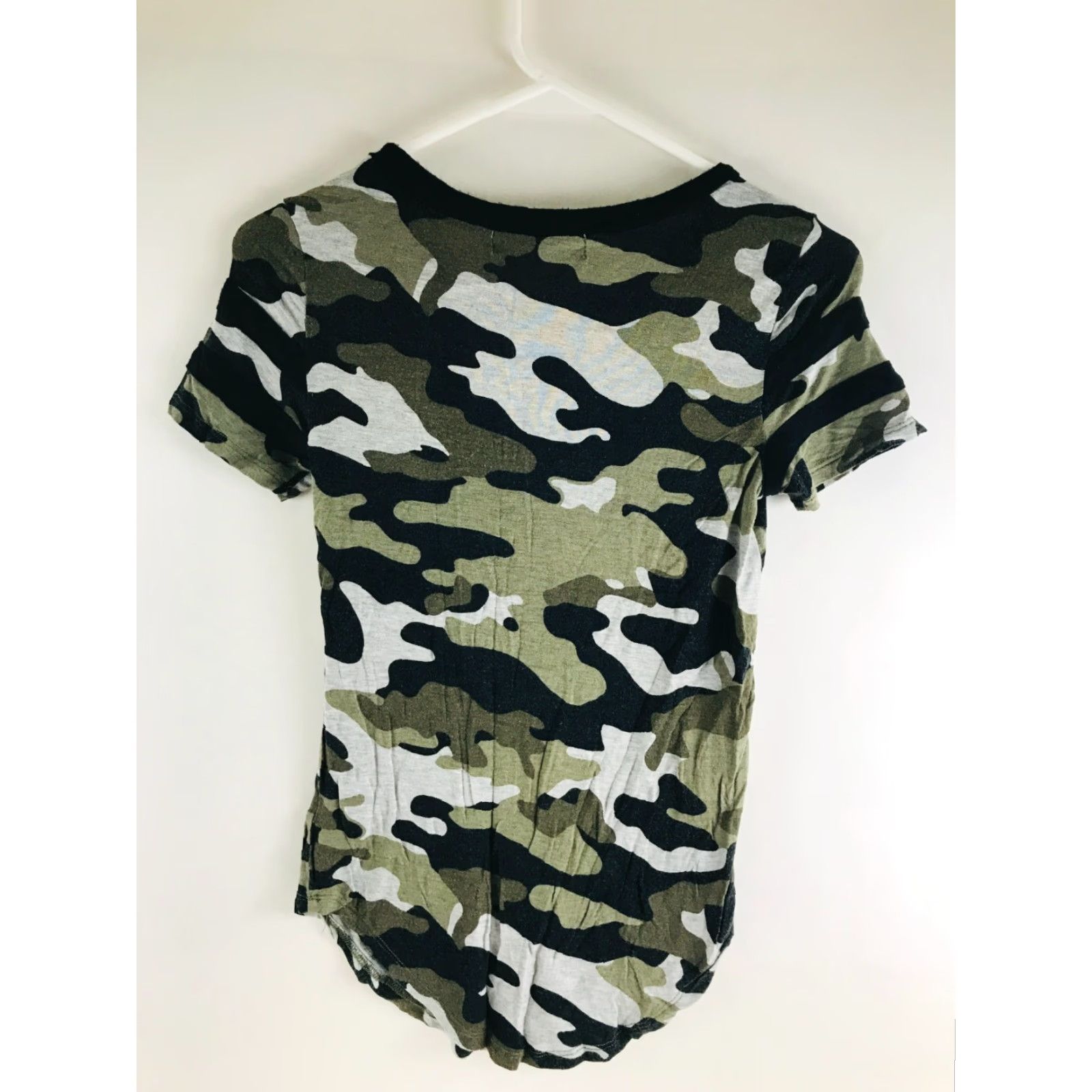 Vintage No Boundaries T-Shirt Women's Size Small (3-5) Green Black White Camo Round Neck Size S / US 4 / IT 40 - 2 Thumbnail